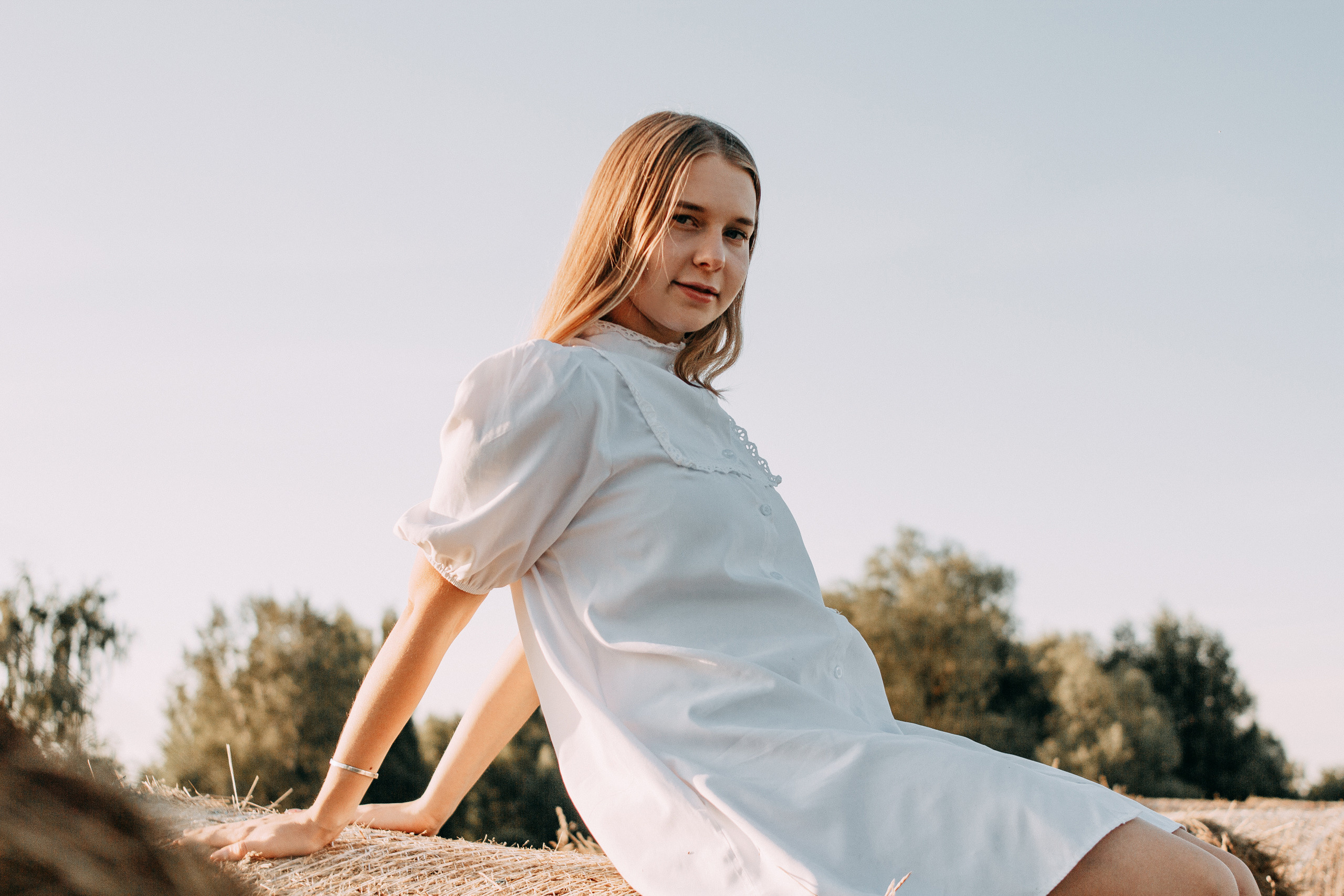 Arina and haystacks. Wedding and portrait photographer in Beograd Ekaterina Makedonskaya