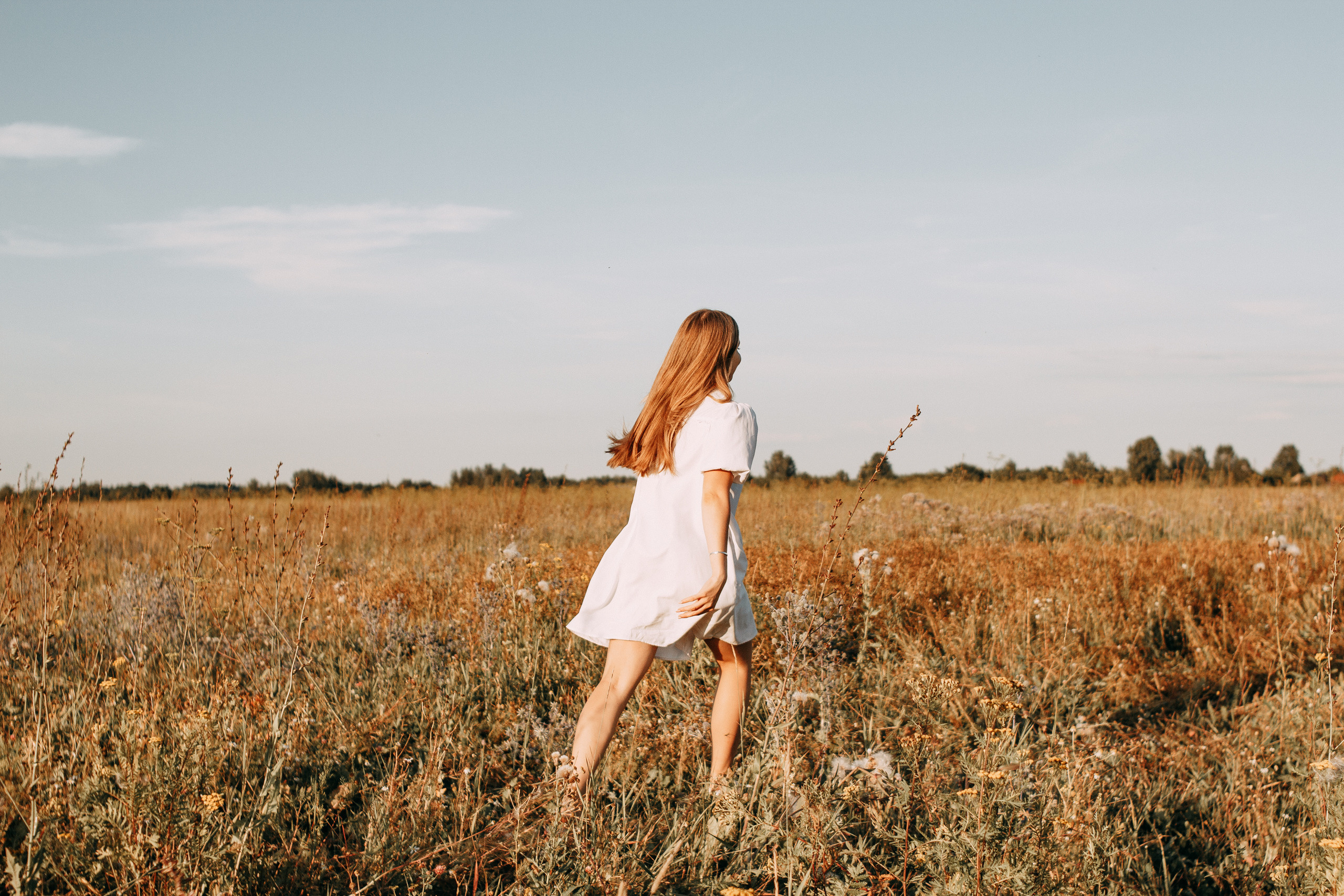 Arina and haystacks. Wedding and portrait photographer in Beograd Ekaterina Makedonskaya