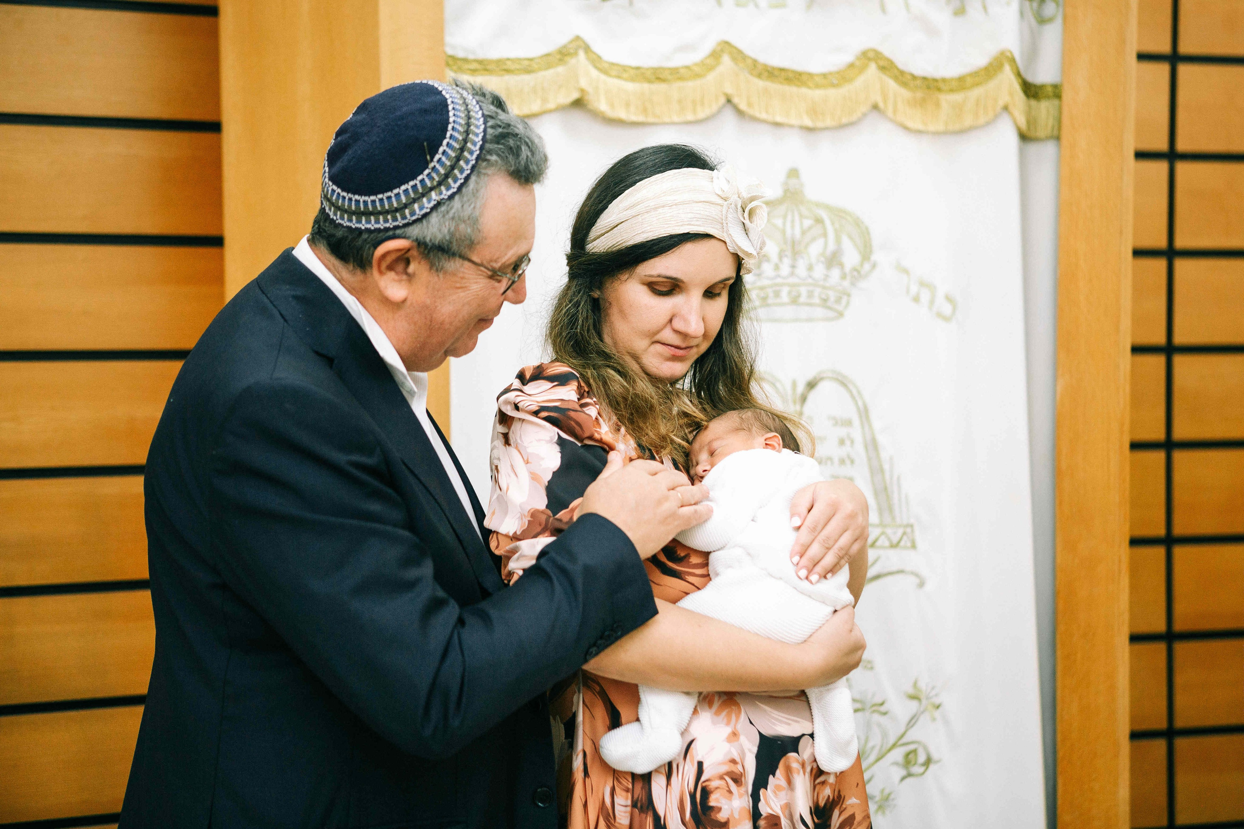 BRITH MILA IN THE SMALL SYNAGOGUE. PHOTOGRAPHER IN ISRAEL
