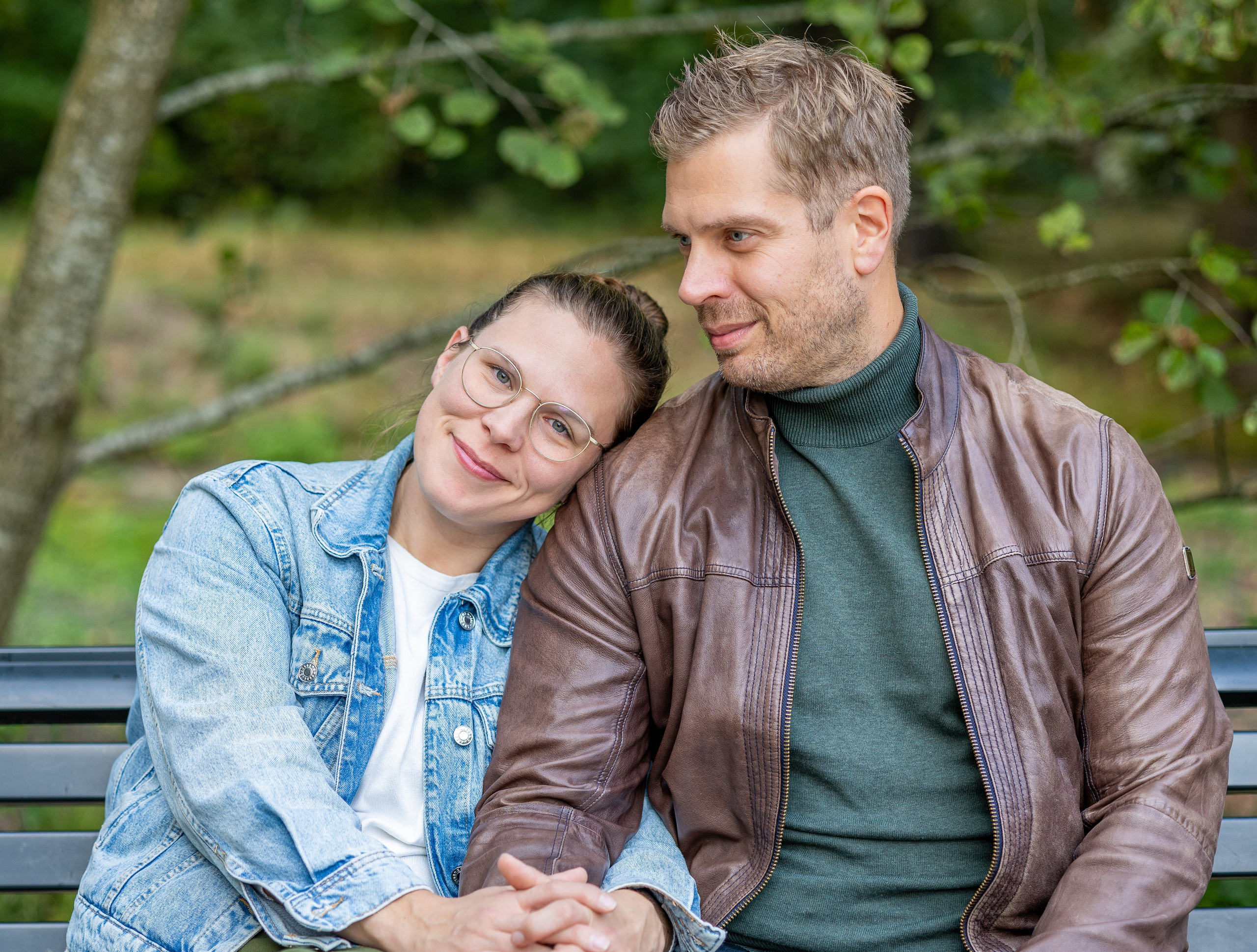 Kapture Fotografie - Liefdeskoppel tijdens een romantische koppelshoot met spontane momenten en moderne coupleshoot fotografie.