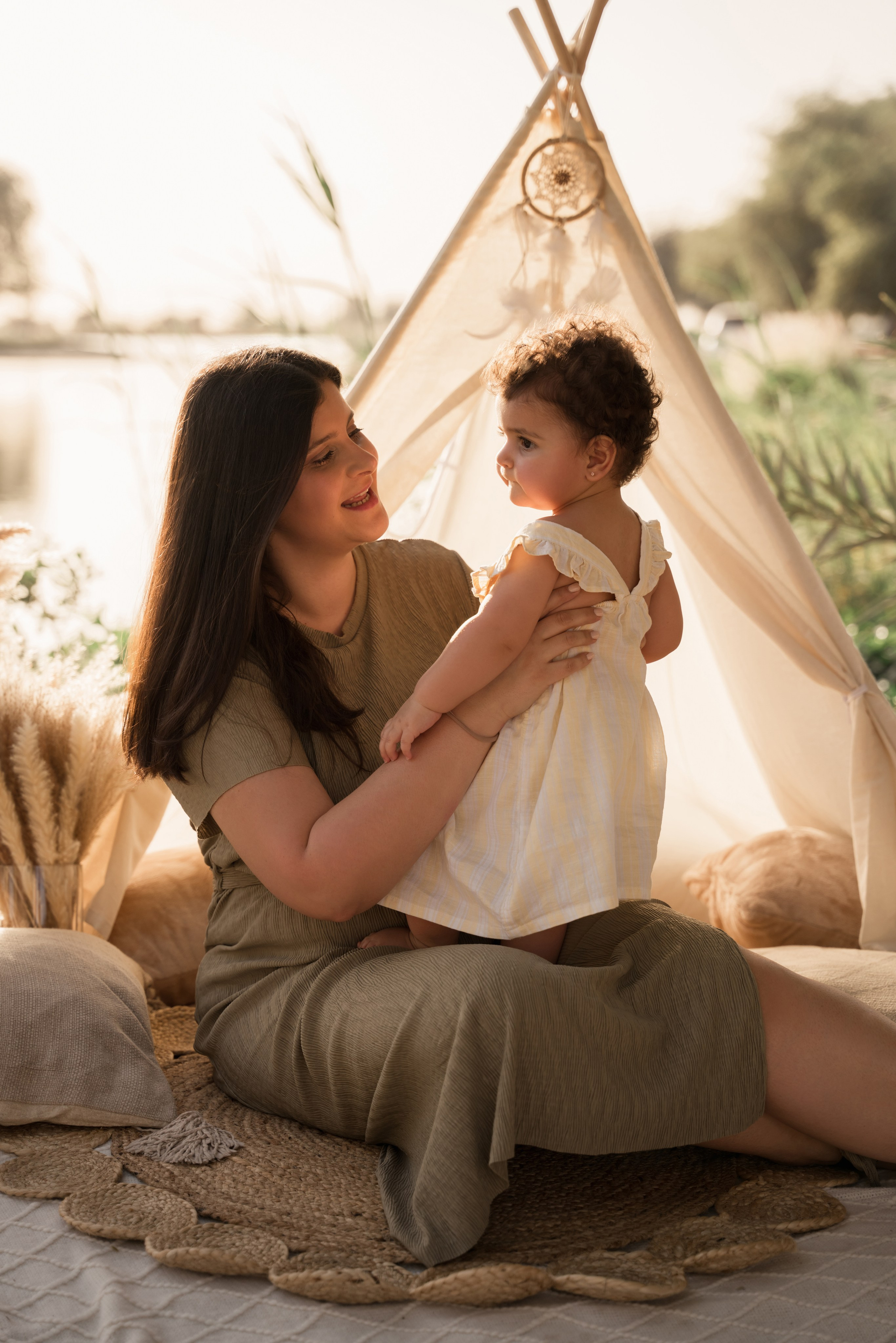 Family fun and cake crush. Angela Iakovleva — Family Photographer in Dubai