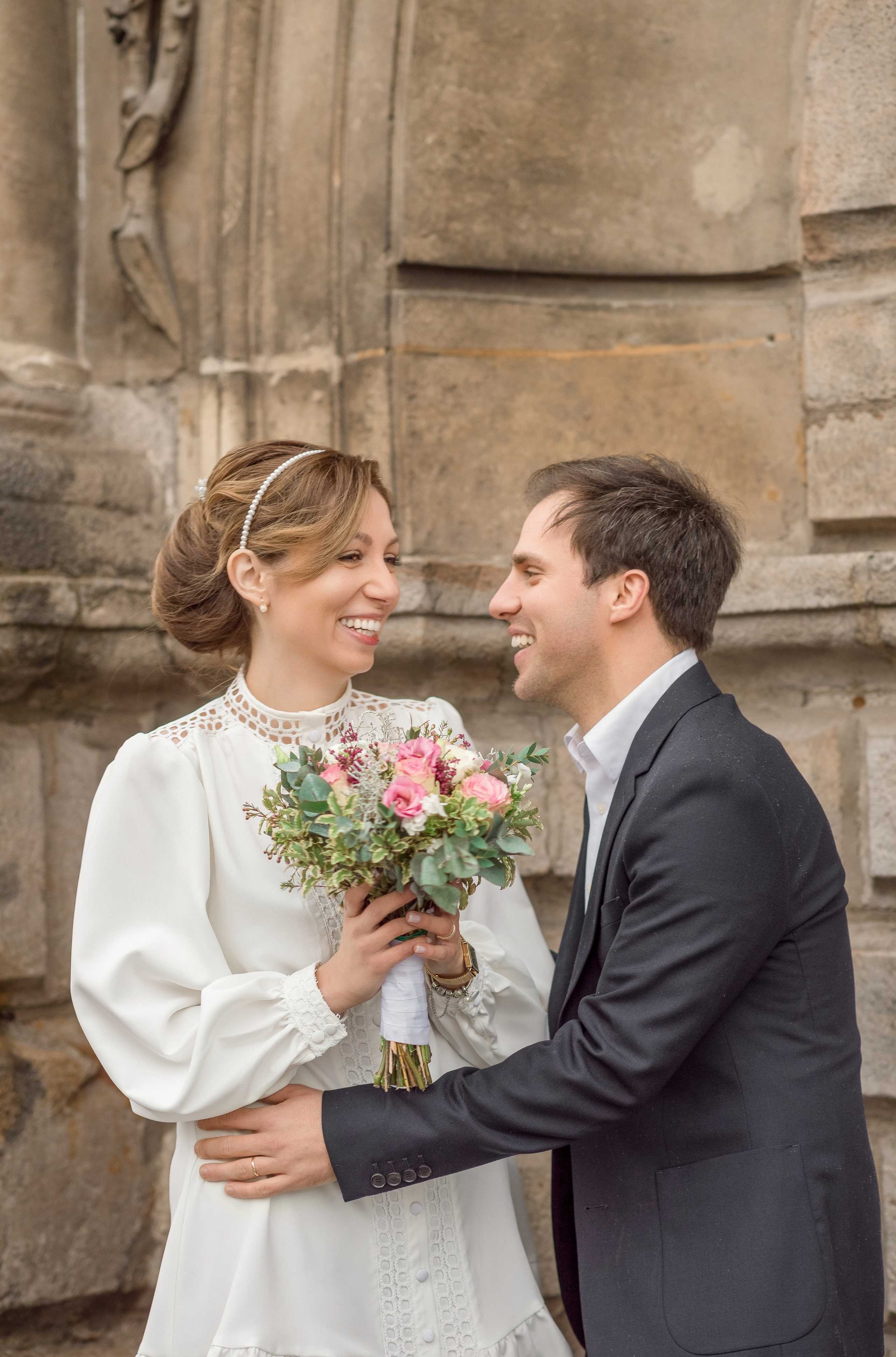 Portraits de couple dans le jardin d’un château de la Loire