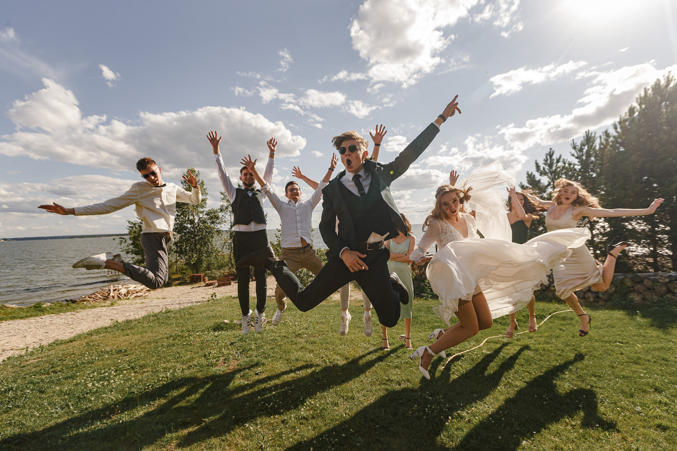 Novia y novio atrevidos con el telón de fondo de un auto viejo. Fotógrafo de retrato, familia y reportajes en Valencia | España | Europa Vitalii Lumier