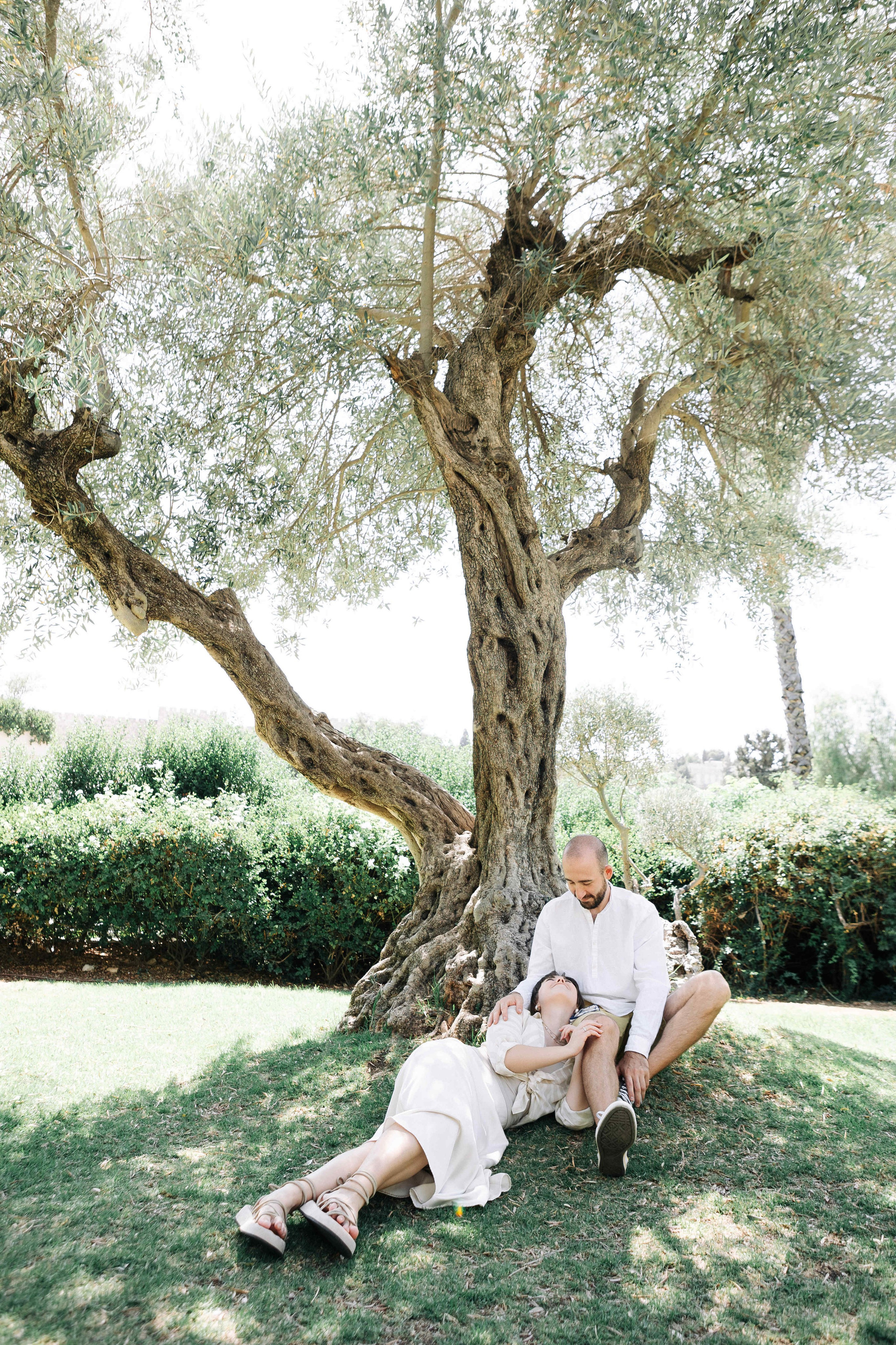 A MONTH AFTER THE WEDDING (morning). PHOTOGRAPHER IN ISRAEL