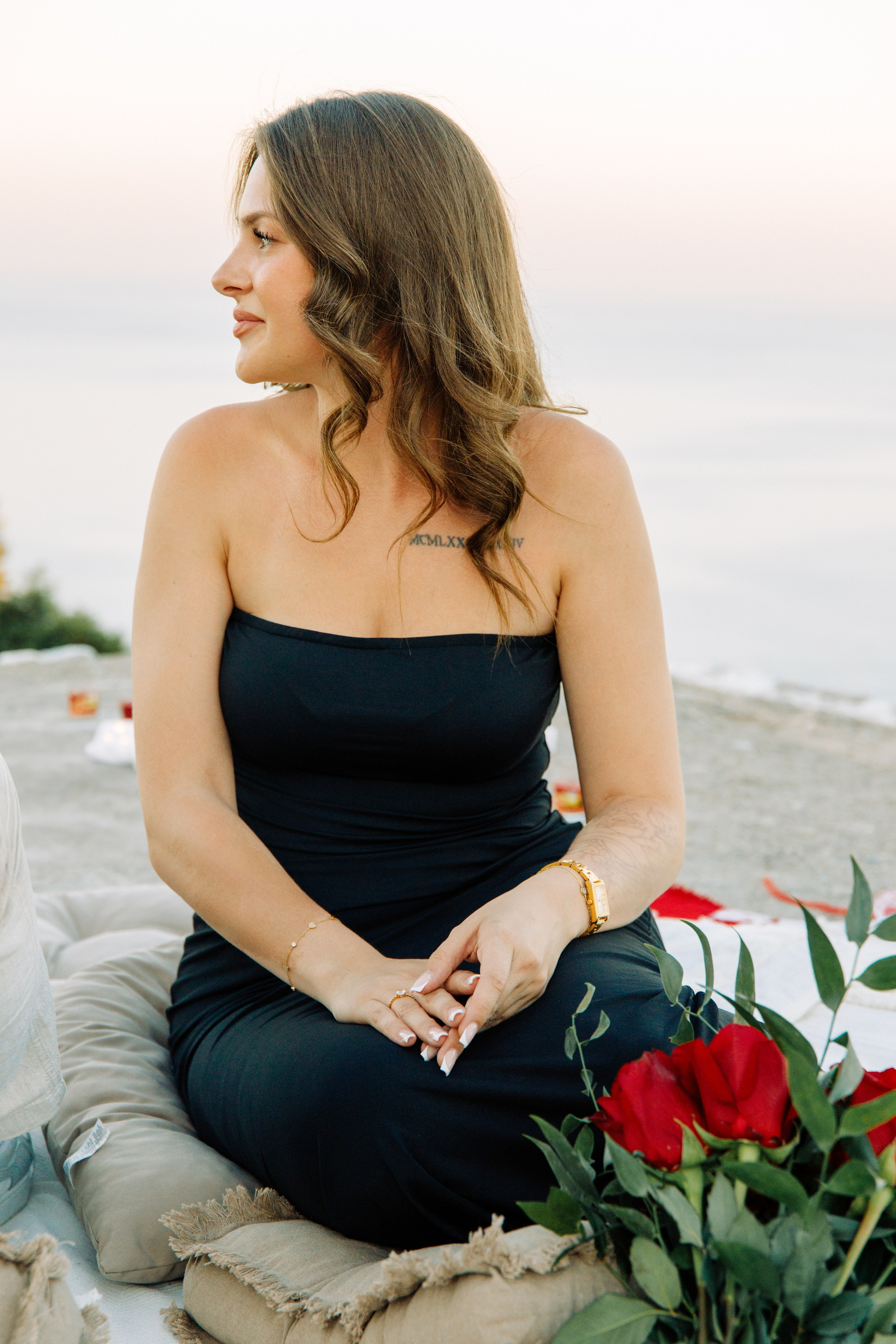 "Stiller Moment nach dem Heiratsantrag: Die Braut bewundert ihren Verlobungsring vor der Panorama-Kulisse von Faliraki auf dem Berggipfel des Profitis Ilias."