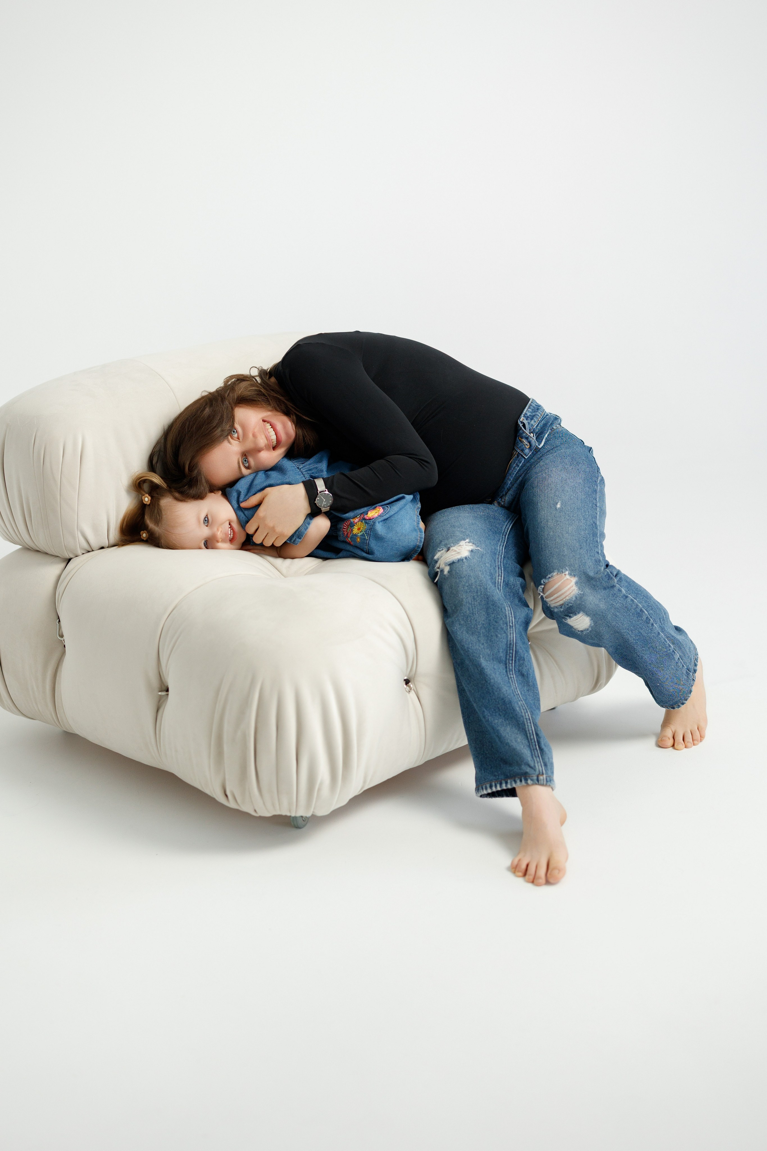 Ședință Foto de Familie — Stil Minimalist pe Fundal Alb. Scarlat Photography