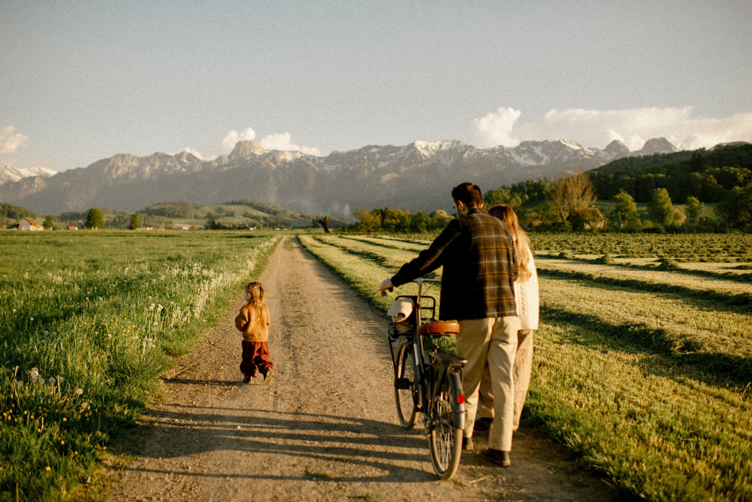 Chris Dasha and Stella. Polina Sobol — family & documentary photographer in Bern. Outdoor & urban photo sessions for families, kids and couples