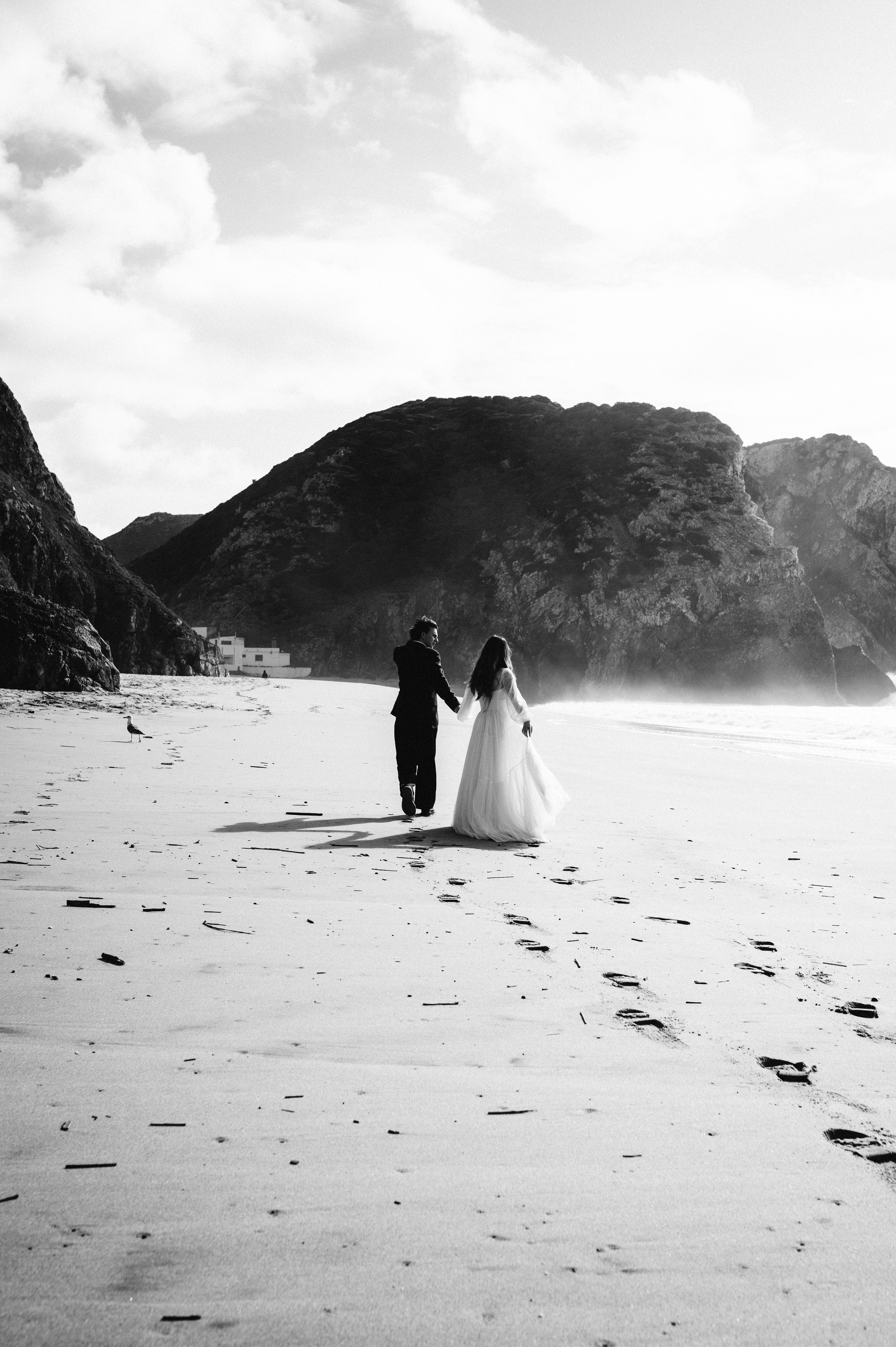 Ședință foto de nuntă pe plaja Adraga – emoție la malul oceanului Atlantic. Valentin Melen - fotograf de nunta 🤍