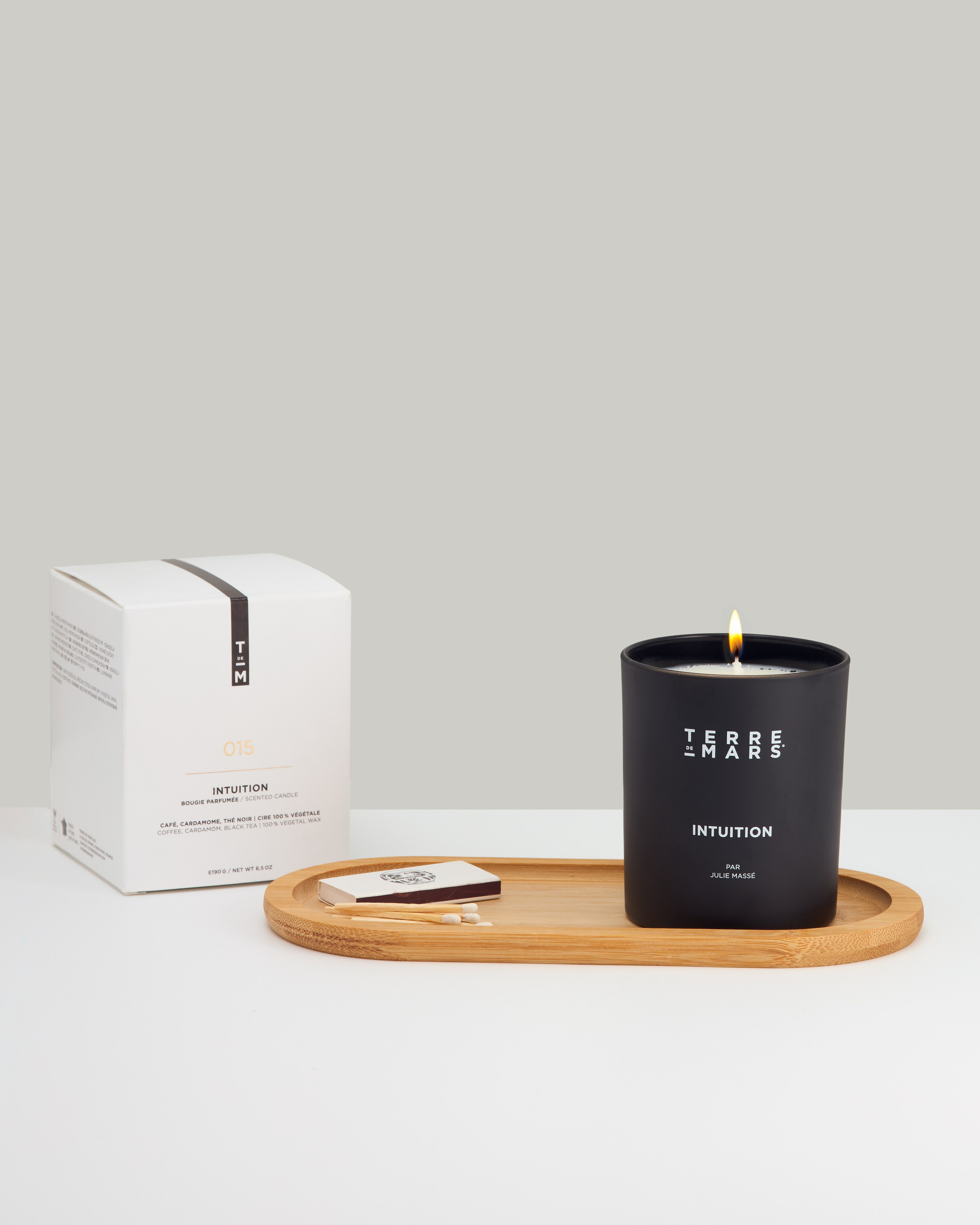 Kerze im Interieur inszeniert, Content-Fotografie für Social Media, Produktpräsentation für Werbung und Webseiten