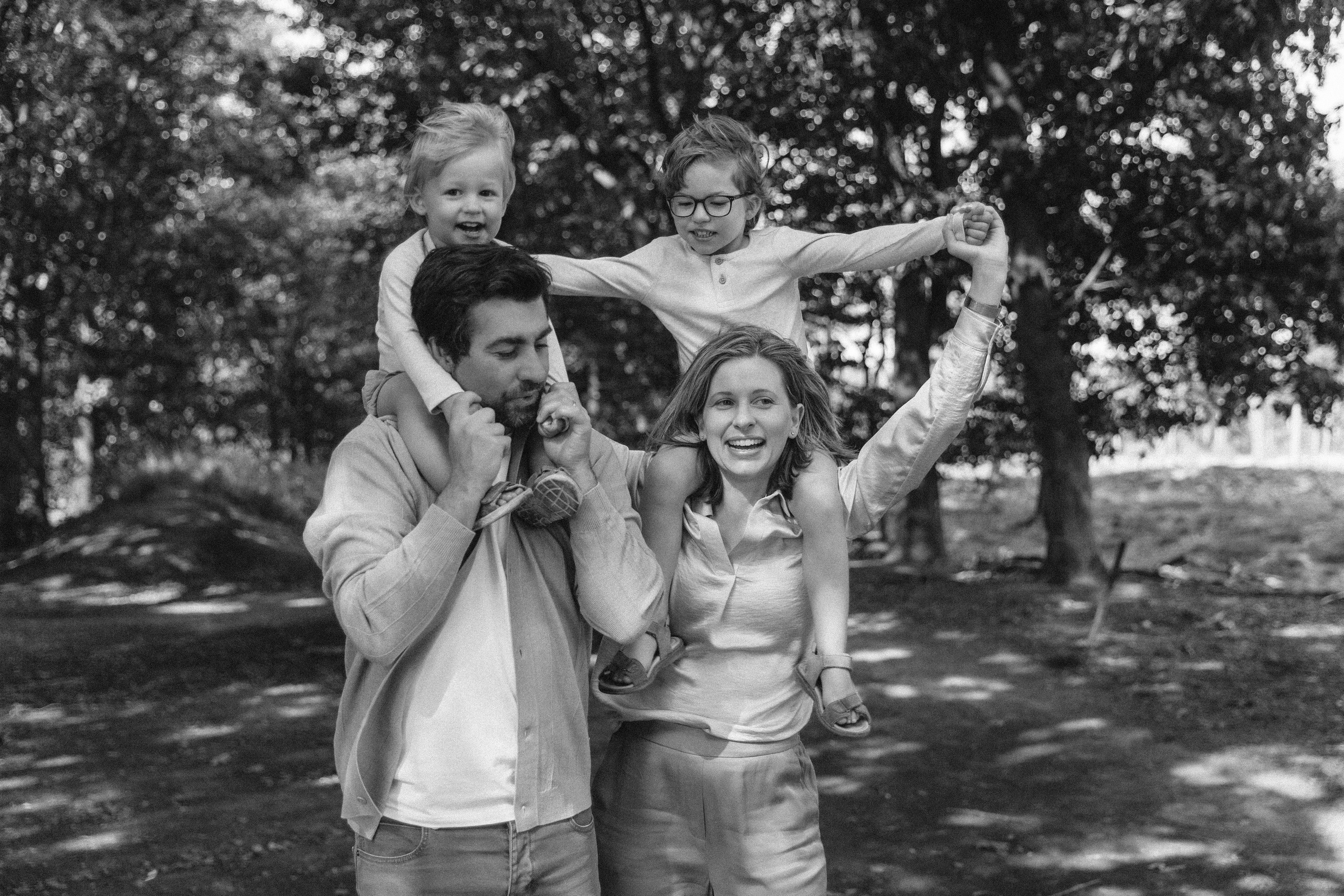 Семья из четырех, фотосессия в лесу. True self