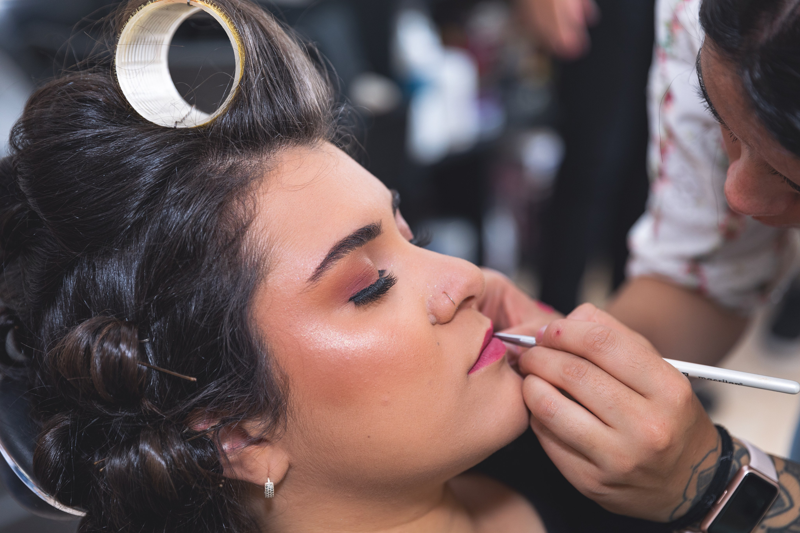 Uma fotografia de making-of da noiva em curitiba, finalizando sua maquiagem antes de subir o altar