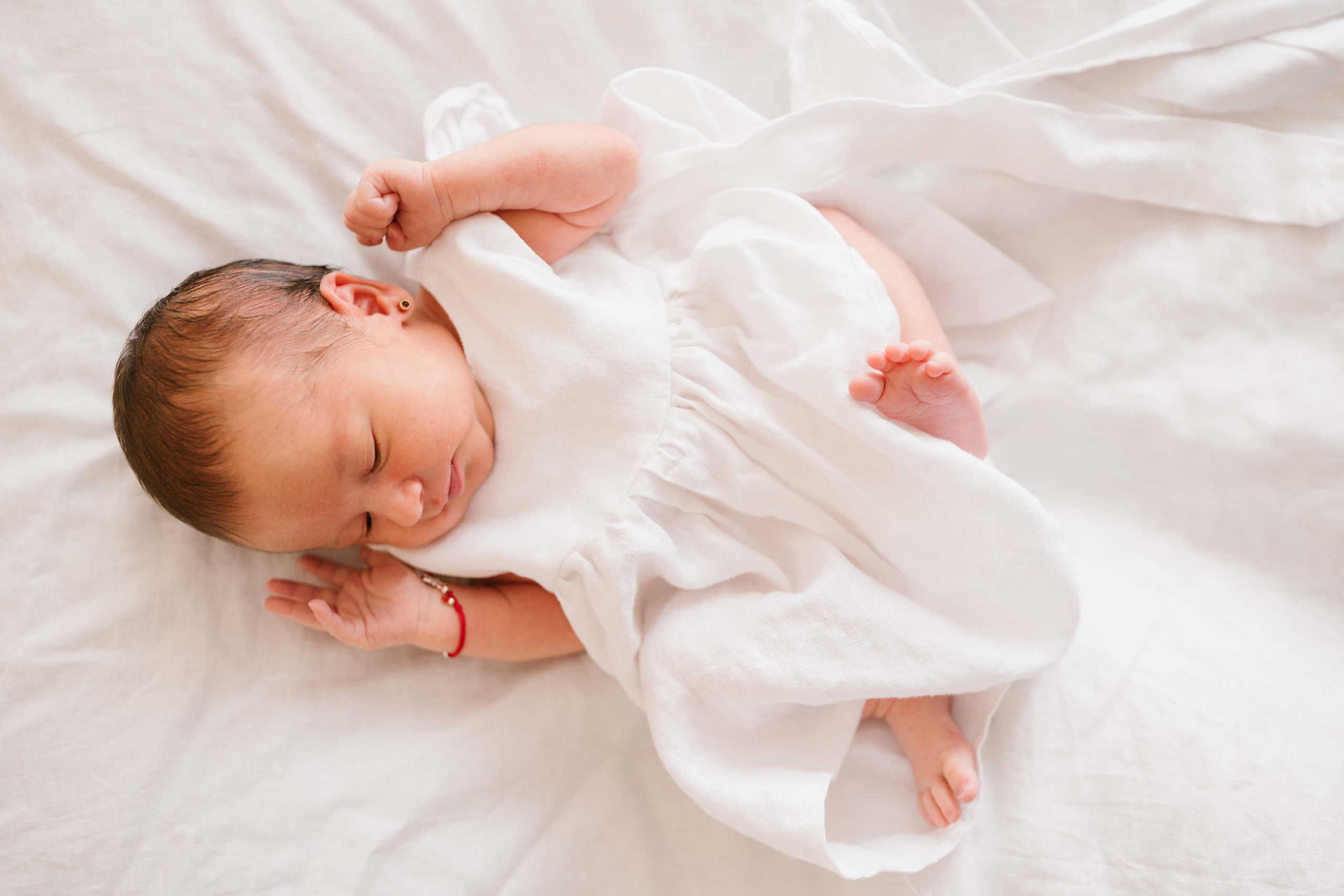 Inspira sesiune foto nou-nascut. Madalina Beda- Artist vizual, fotograf, doula la nastere, consultant babywearing Brasov si in toata tara