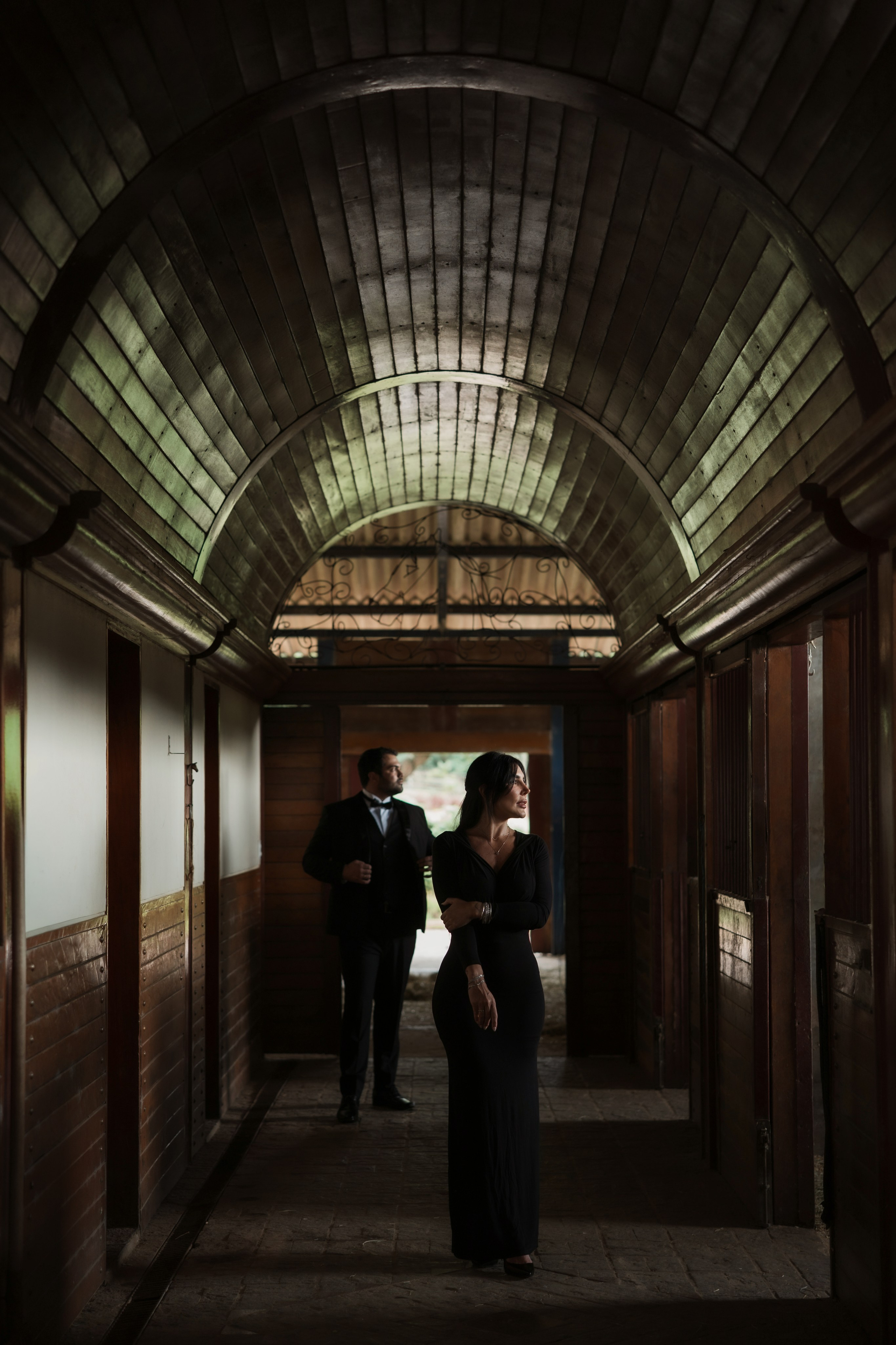Fotografia de casal com cavalo em cenário natural, unindo romantismo, força e estética atemporal. Um ensaio pré-casamento em Minas Gerais para noivos que buscam fotos sofisticadas, artísticas e fora do comum.