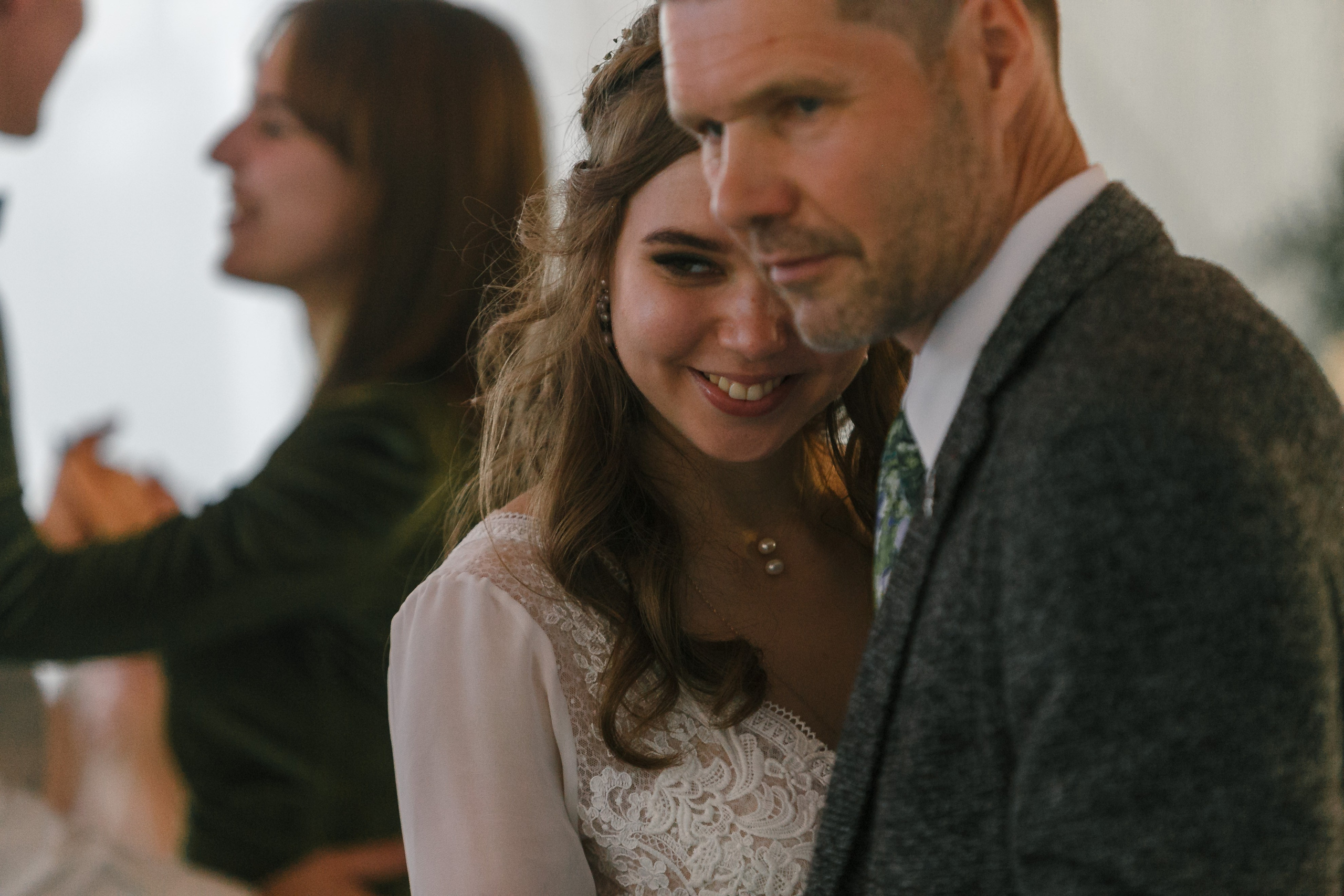 Novia y novio atrevidos con el telón de fondo de un auto viejo. Fotógrafo de retrato, familia y reportajes en Valencia | España | Europa Vitalii Lumier