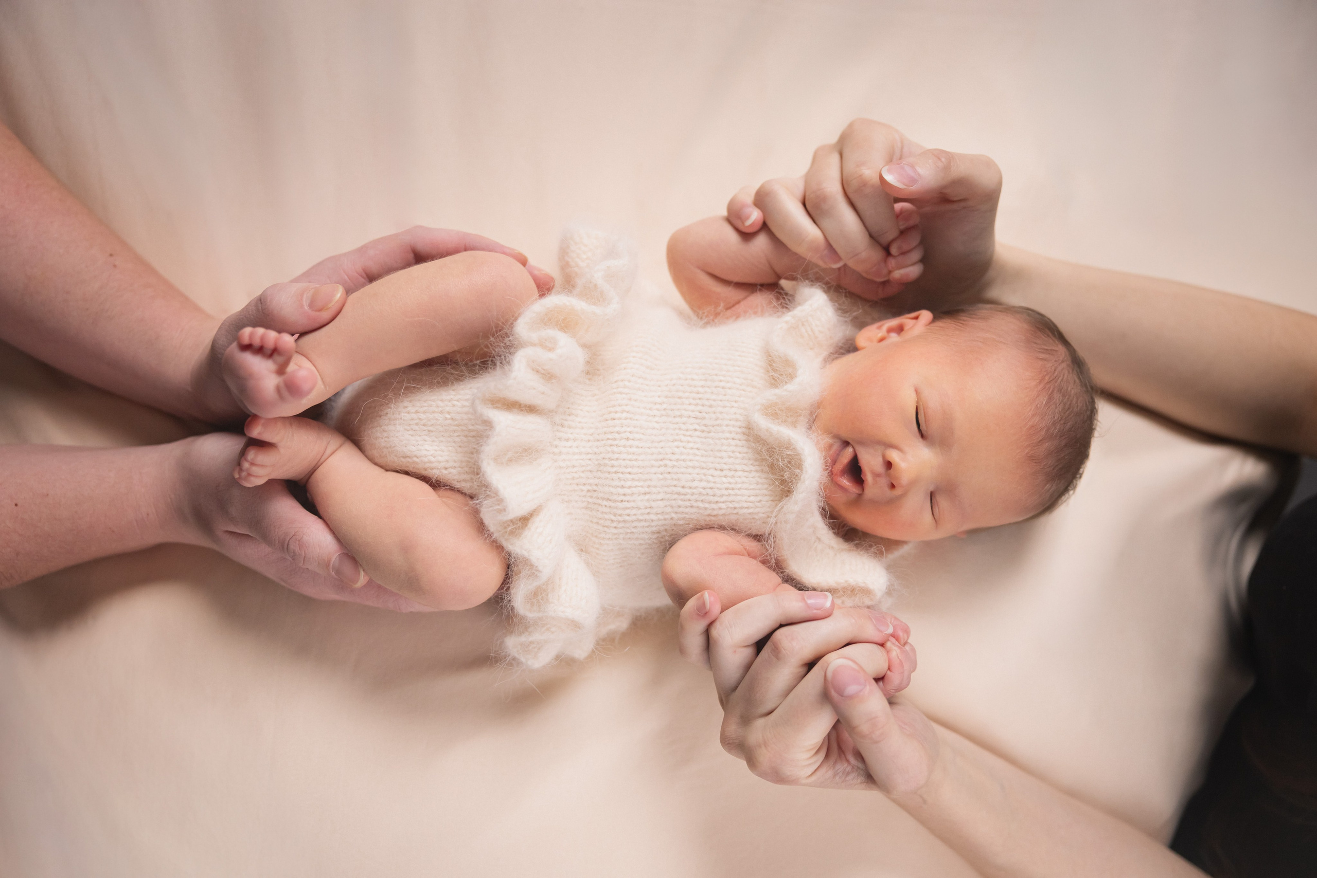 Newborn focení s rodiči v moderním fotoateliéru v Písku