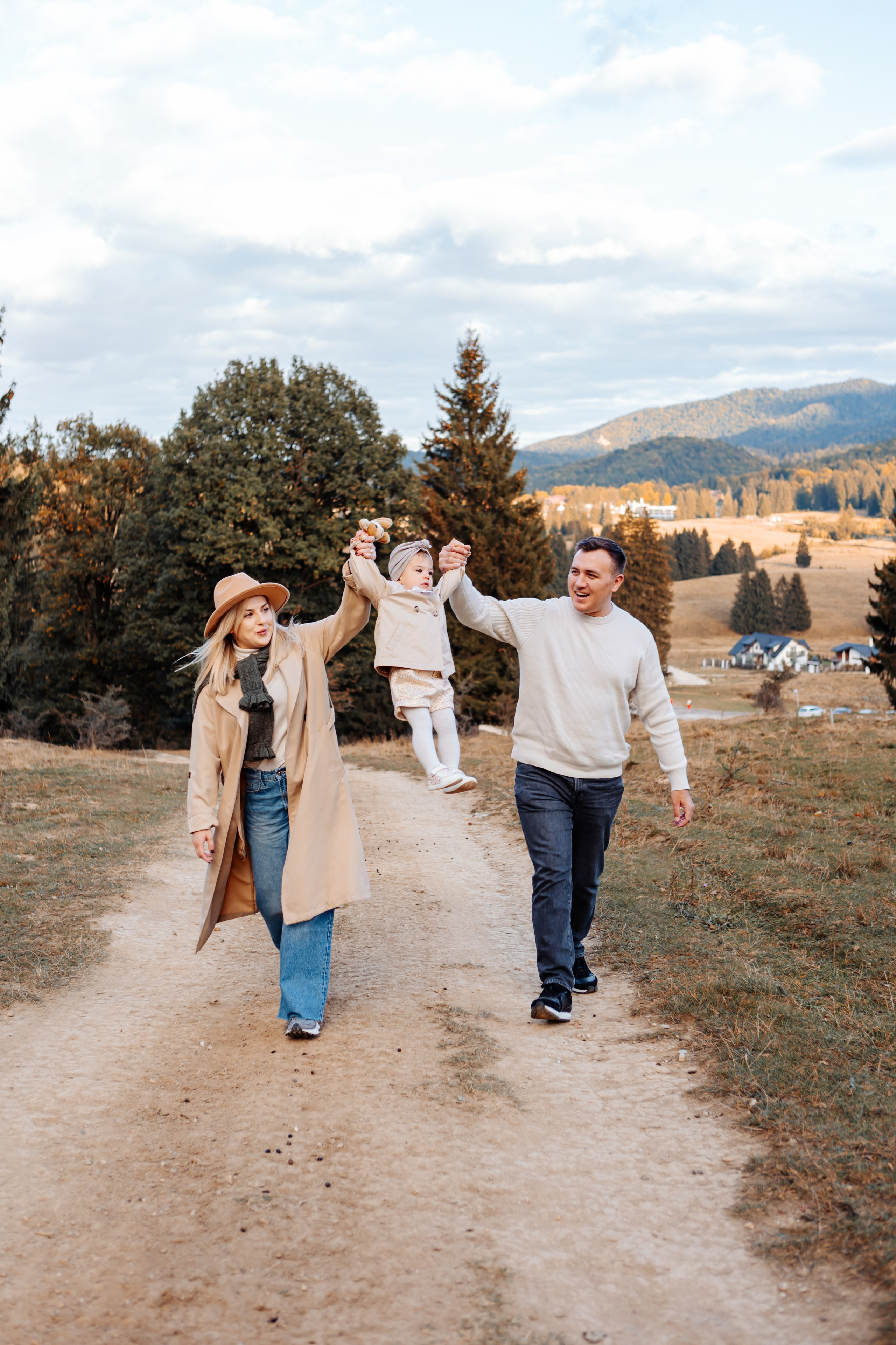 Dorina, Sergiu și Daria. Cristina Andronache fotograf Brașov fotograf de familie fotograf de nunta Brașov