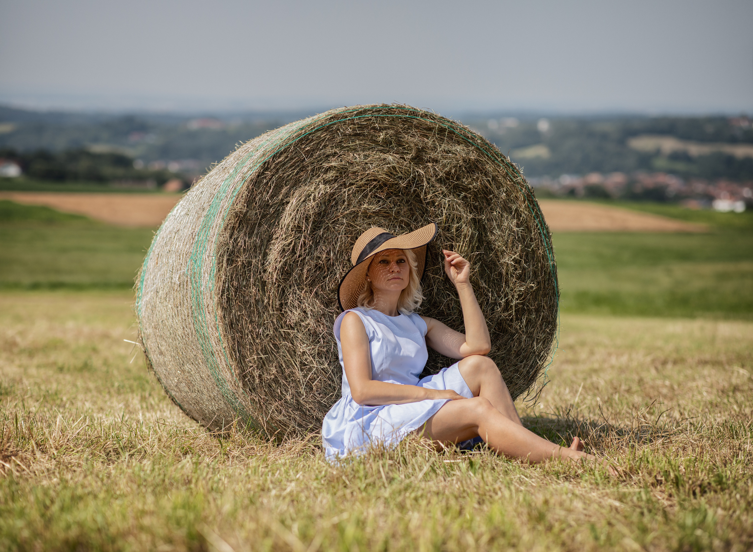 Fotoshooting im Garten mit Hut - In waiting…