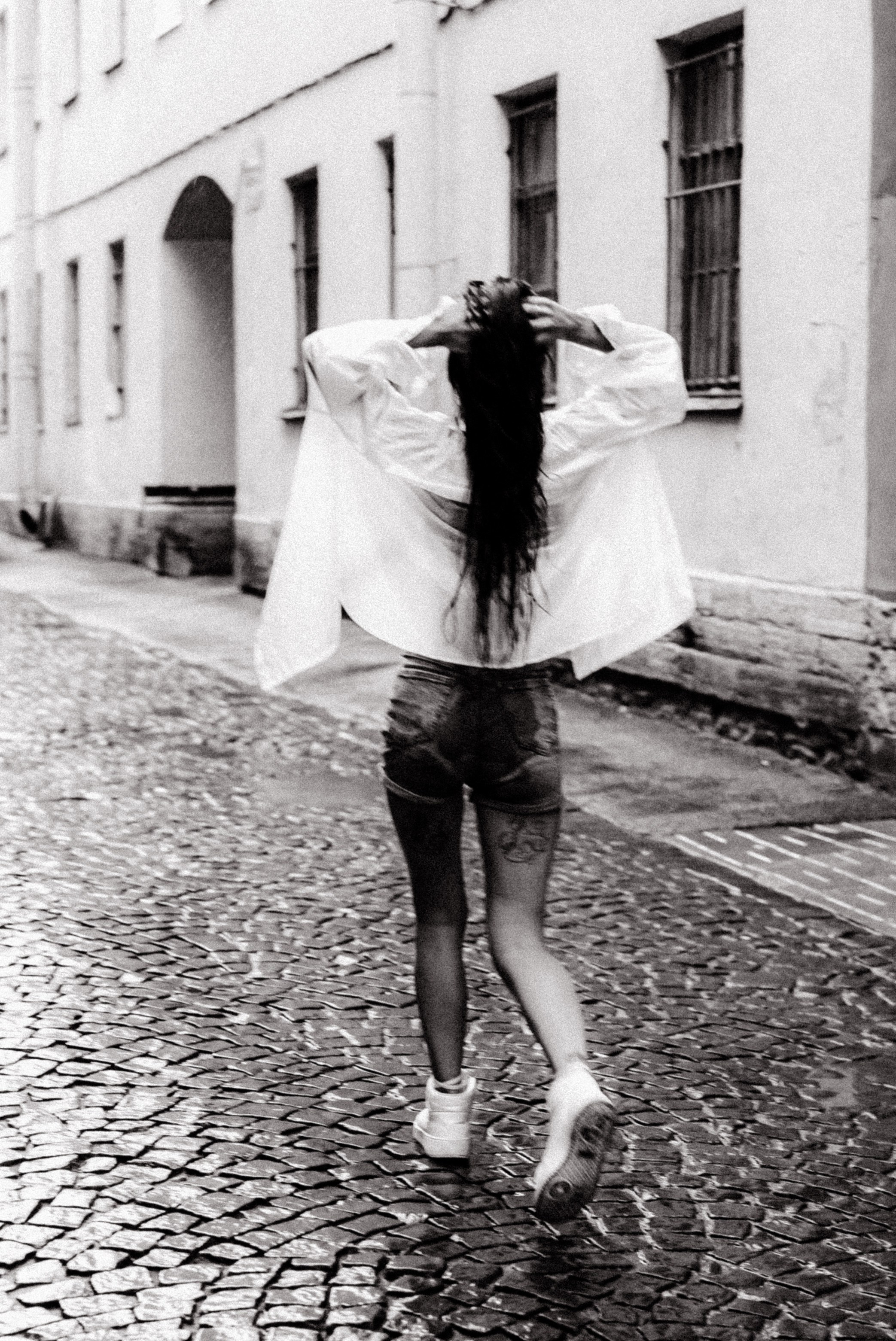 Walking in the rain. Videographer and photographer in New York // MAKAROV.VIDEO