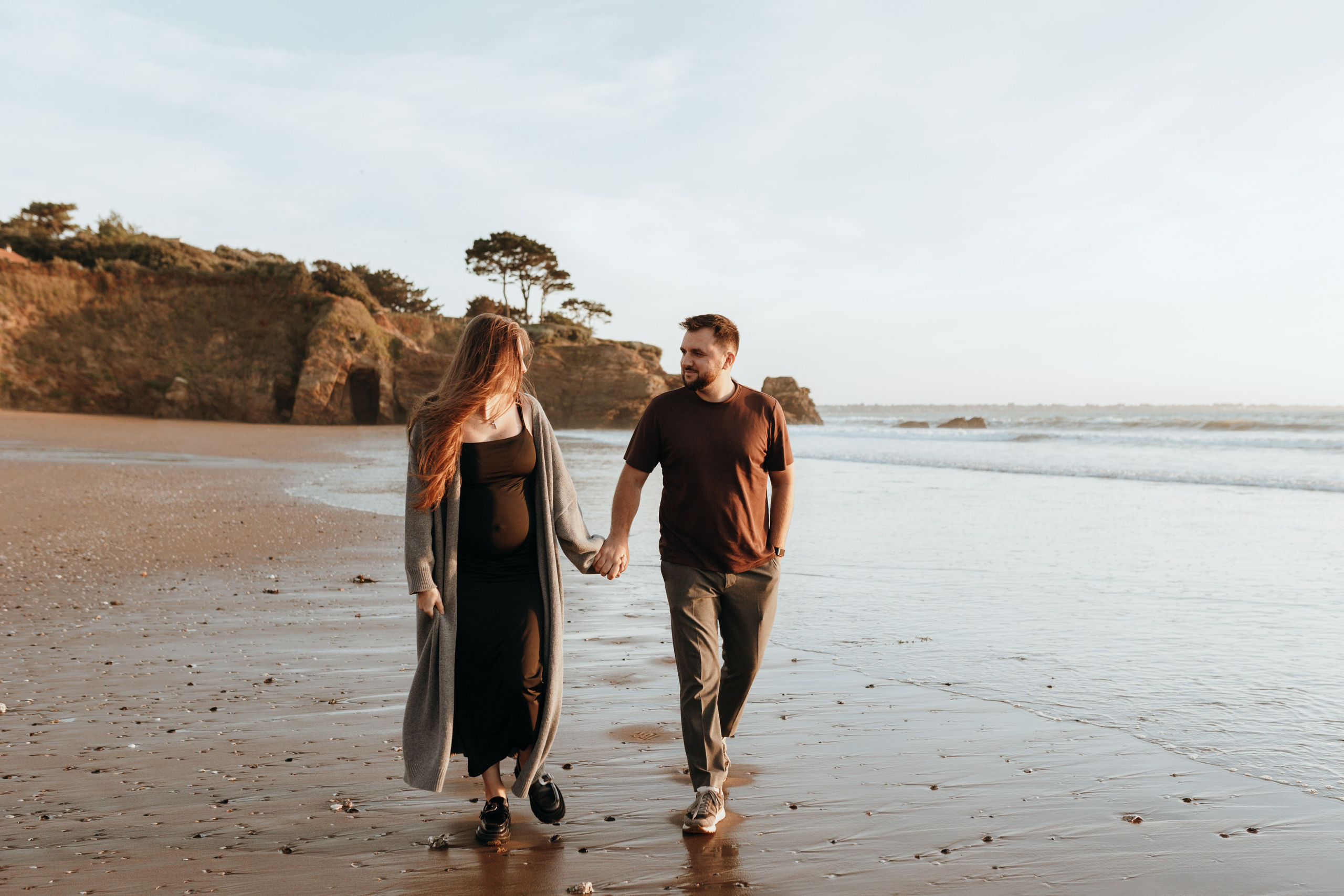 Sunset maternity photoshoot. Annah Louwagie — Lifestyle photographer for couples, families & brands | France & worldwide