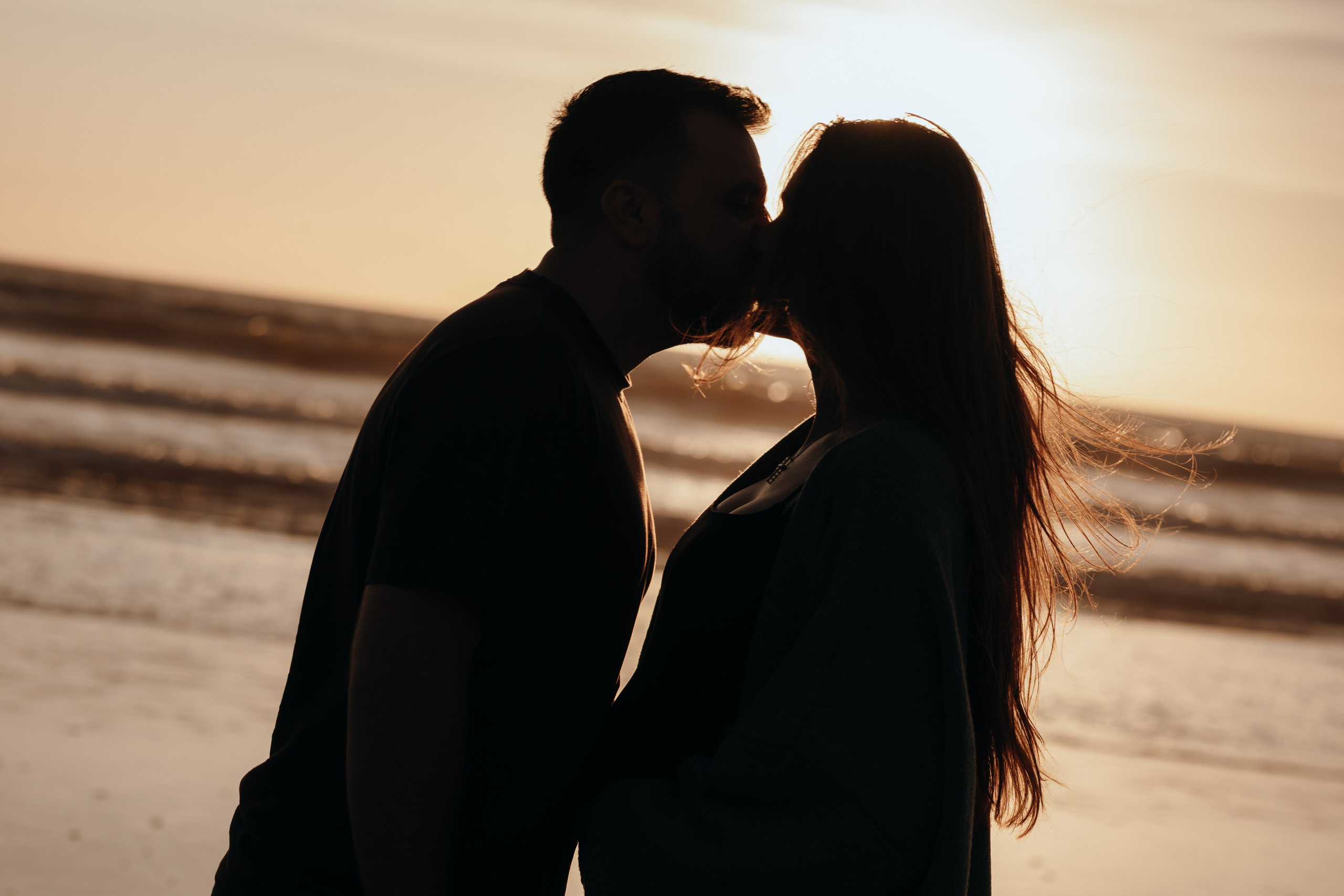 Sunset maternity photoshoot. Annah Louwagie — Lifestyle photographer for couples, families & brands | France & worldwide