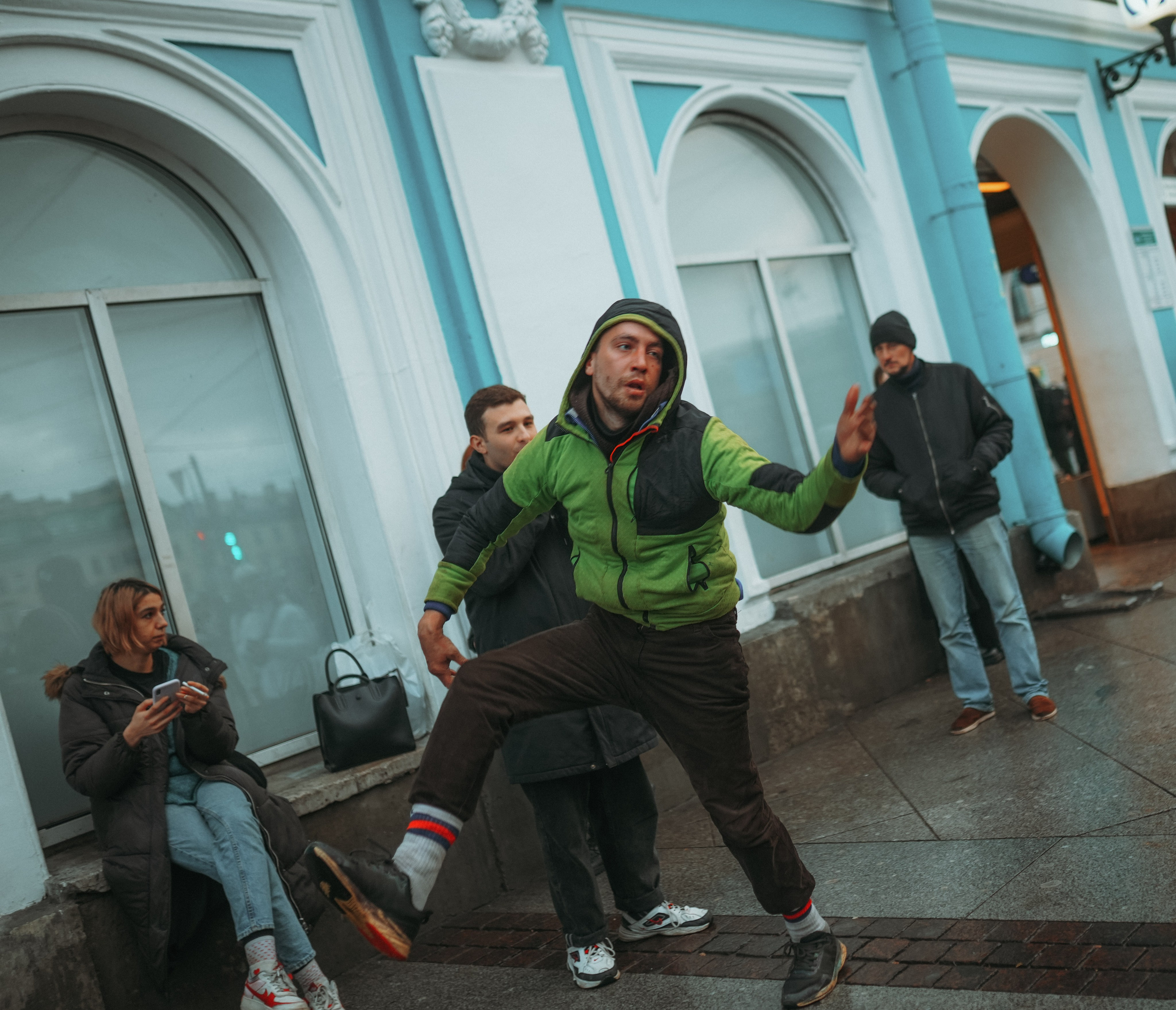 2023. Стрит-фотография, полная абсурда, идиотизма и красоты