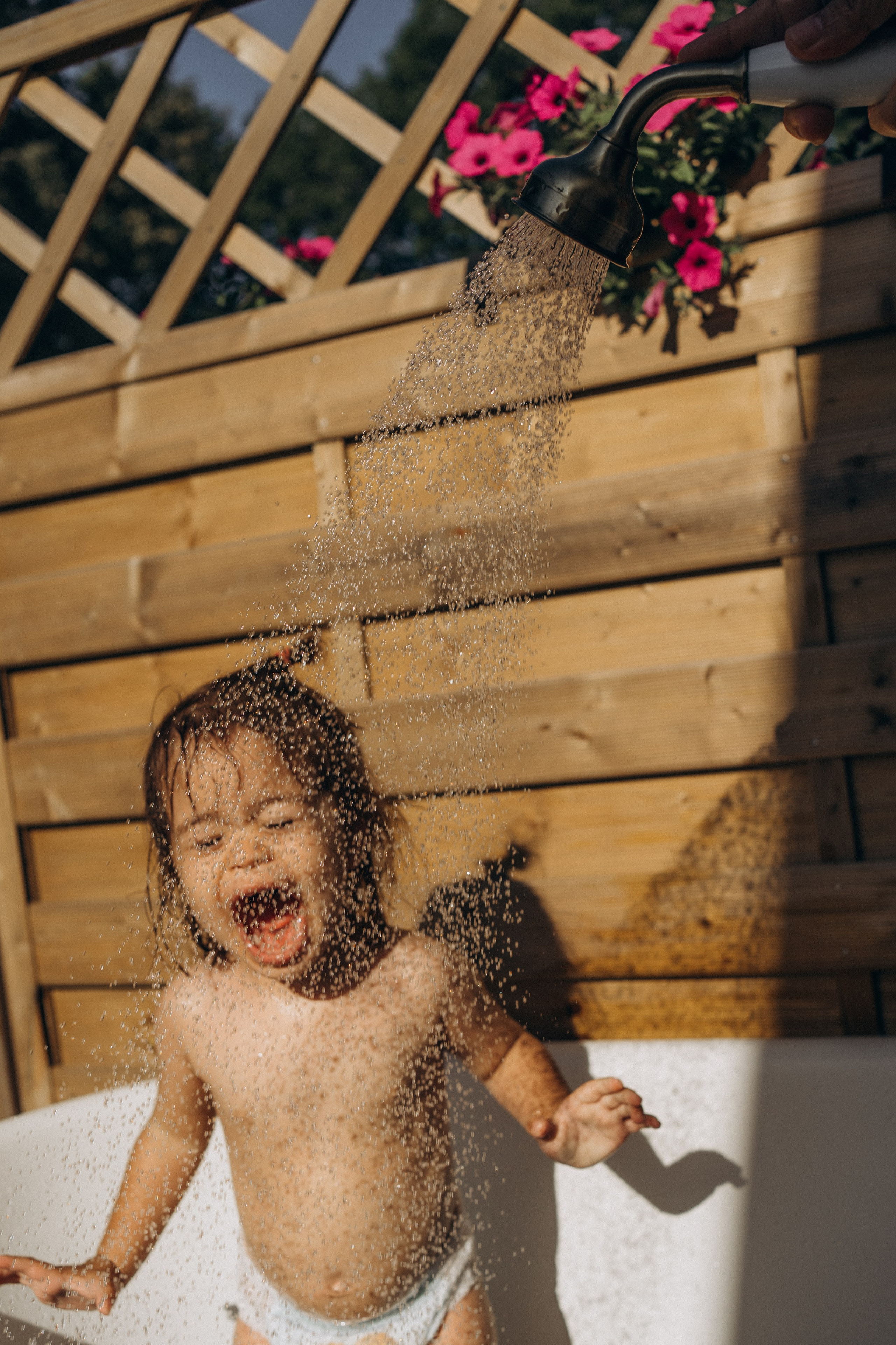Spakly splashes. Family photographer in Helsinki, Victoria Guadagno