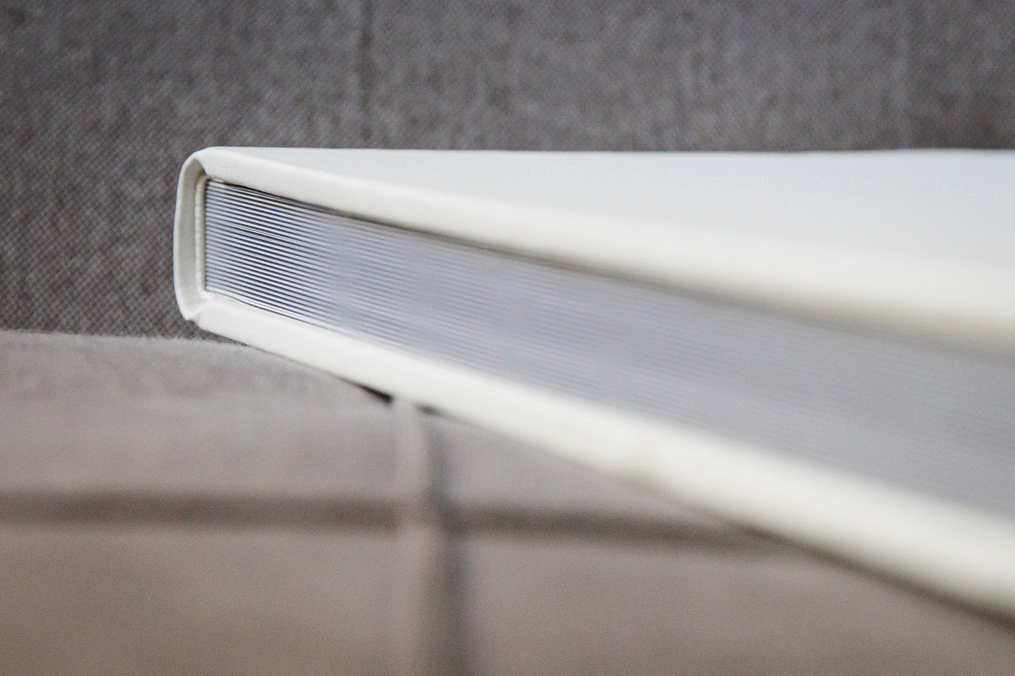 Detalj poveza ekskluzivnog foto albuma za venčanja, izrada wedding book-a kod fotografa u Novom Sadu.