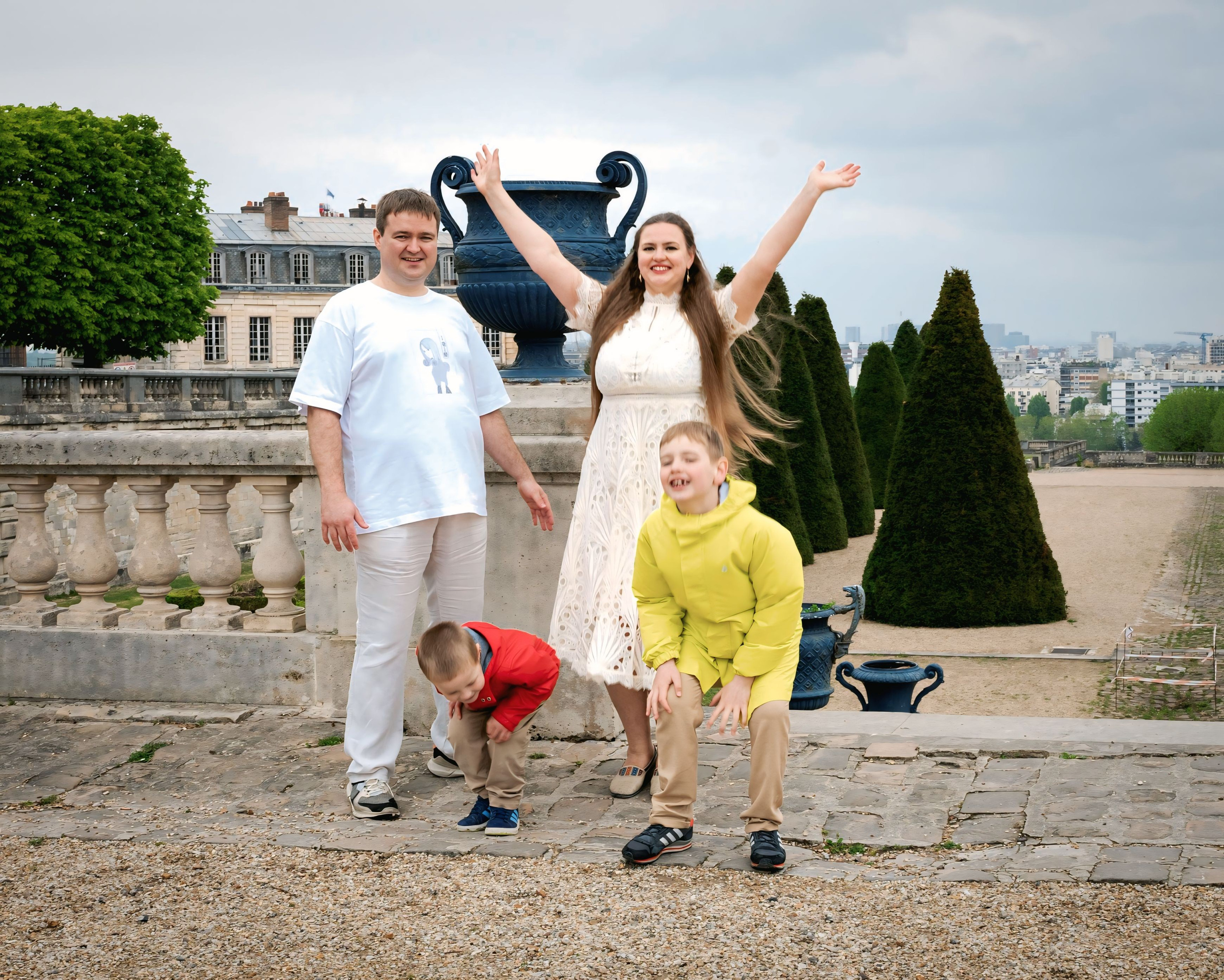 Family photoshoot in Paris. Alina Tagzieva- a photograper in Paris
