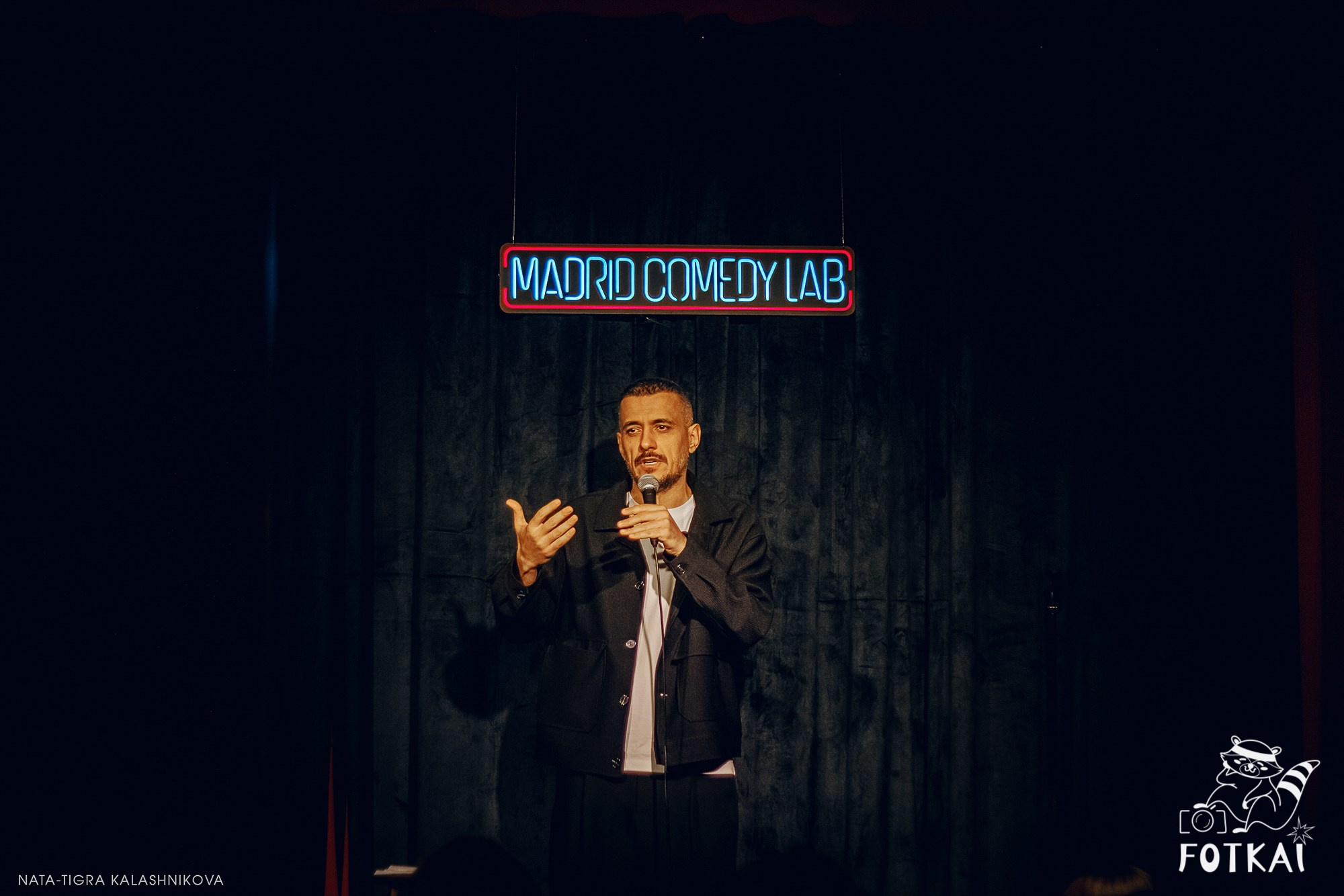 Eduard Matsaberidze en Madrid 14 de febrero 2026 — fotos del show de stand-up | FOTKAI