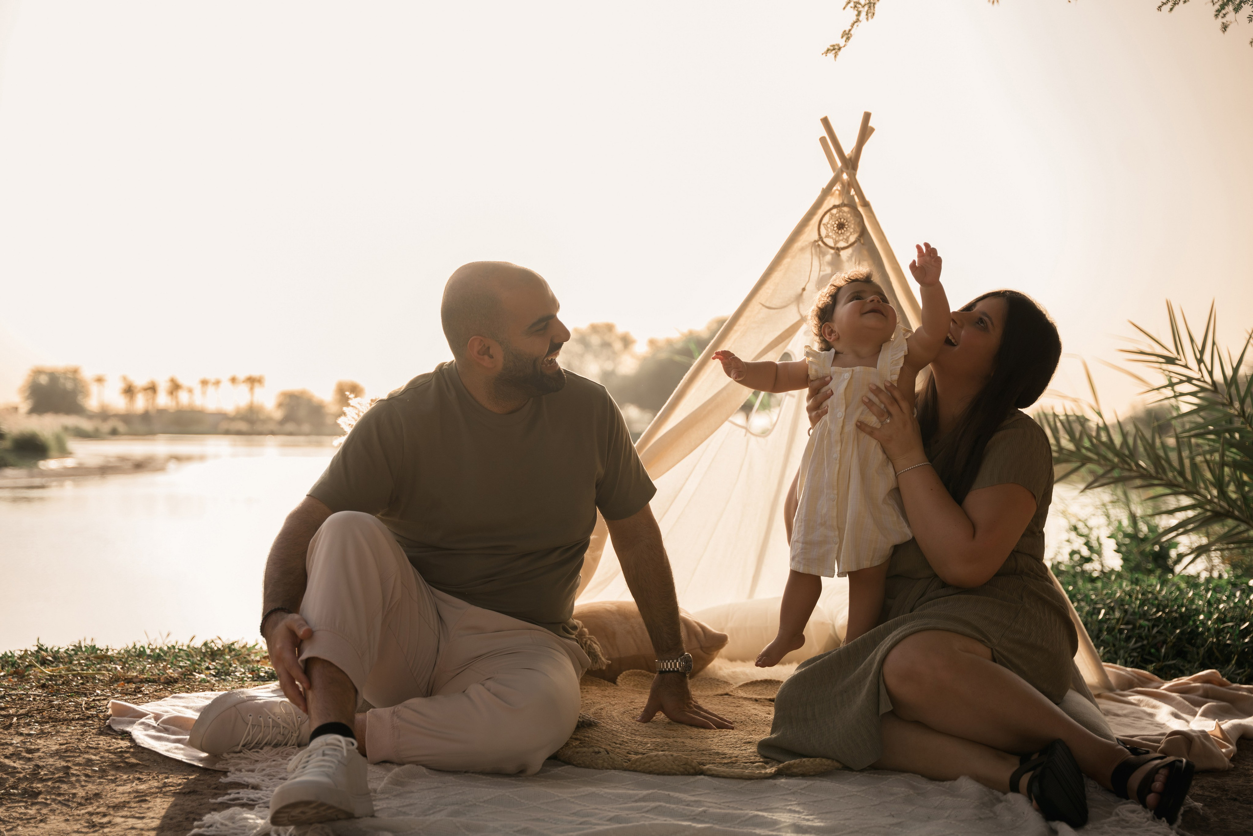 Family fun and cake crush. Angela Iakovleva — Family Photographer in Dubai