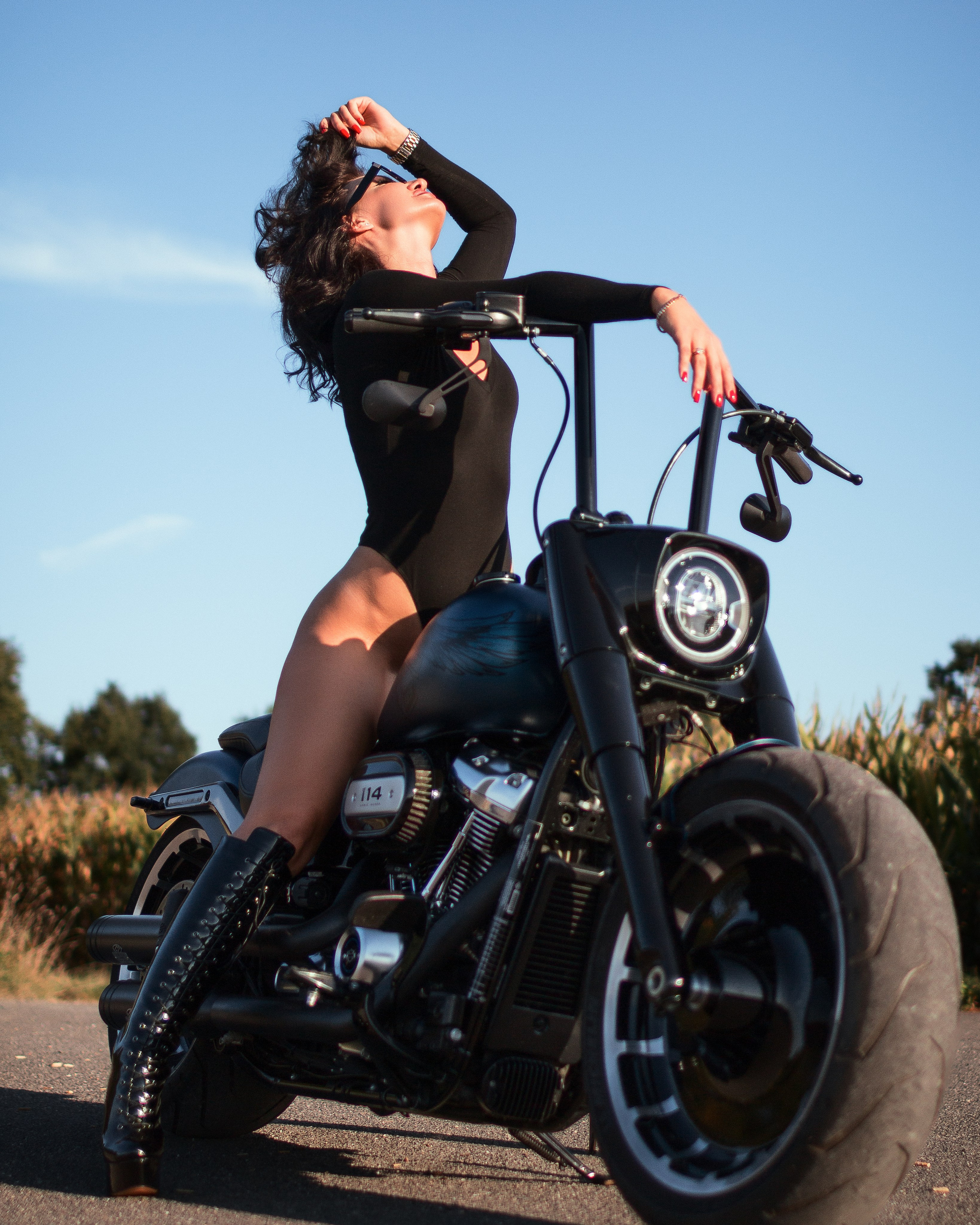 Nahaufnahme einer Frau auf dem Motorrad – modisch und feminin