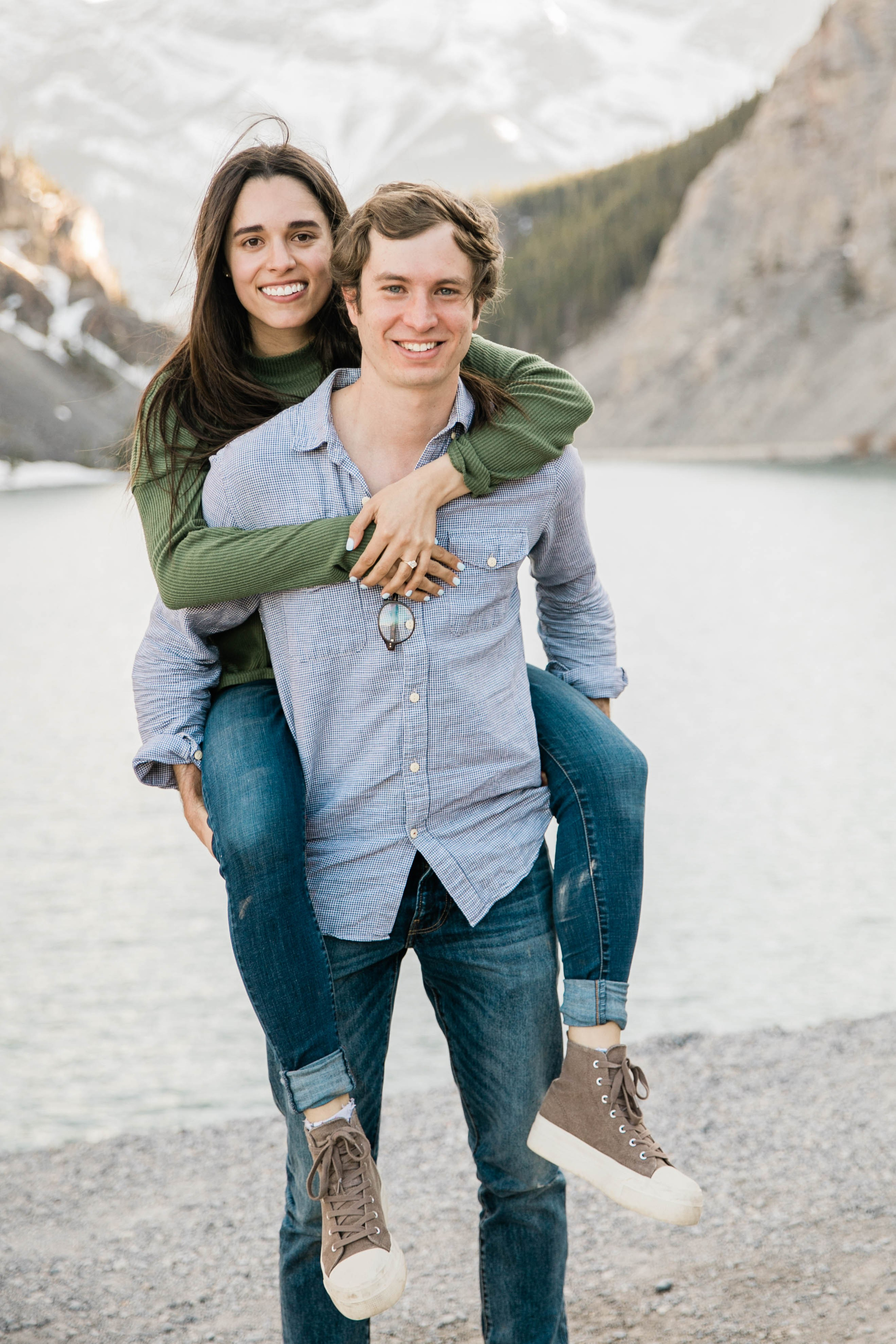 Mabel — Canmore Engagement. Fotografía accesible en Calgary