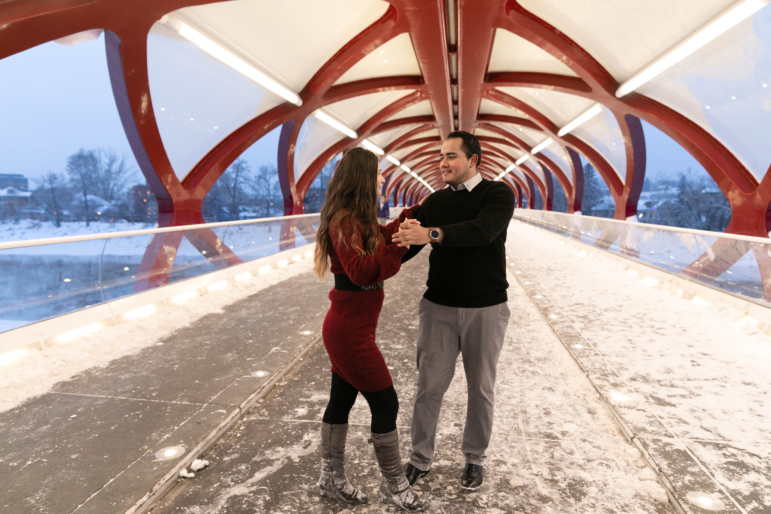 Iván & Andrada — Princes Island Engagement. Fotografía accesible en Calgary