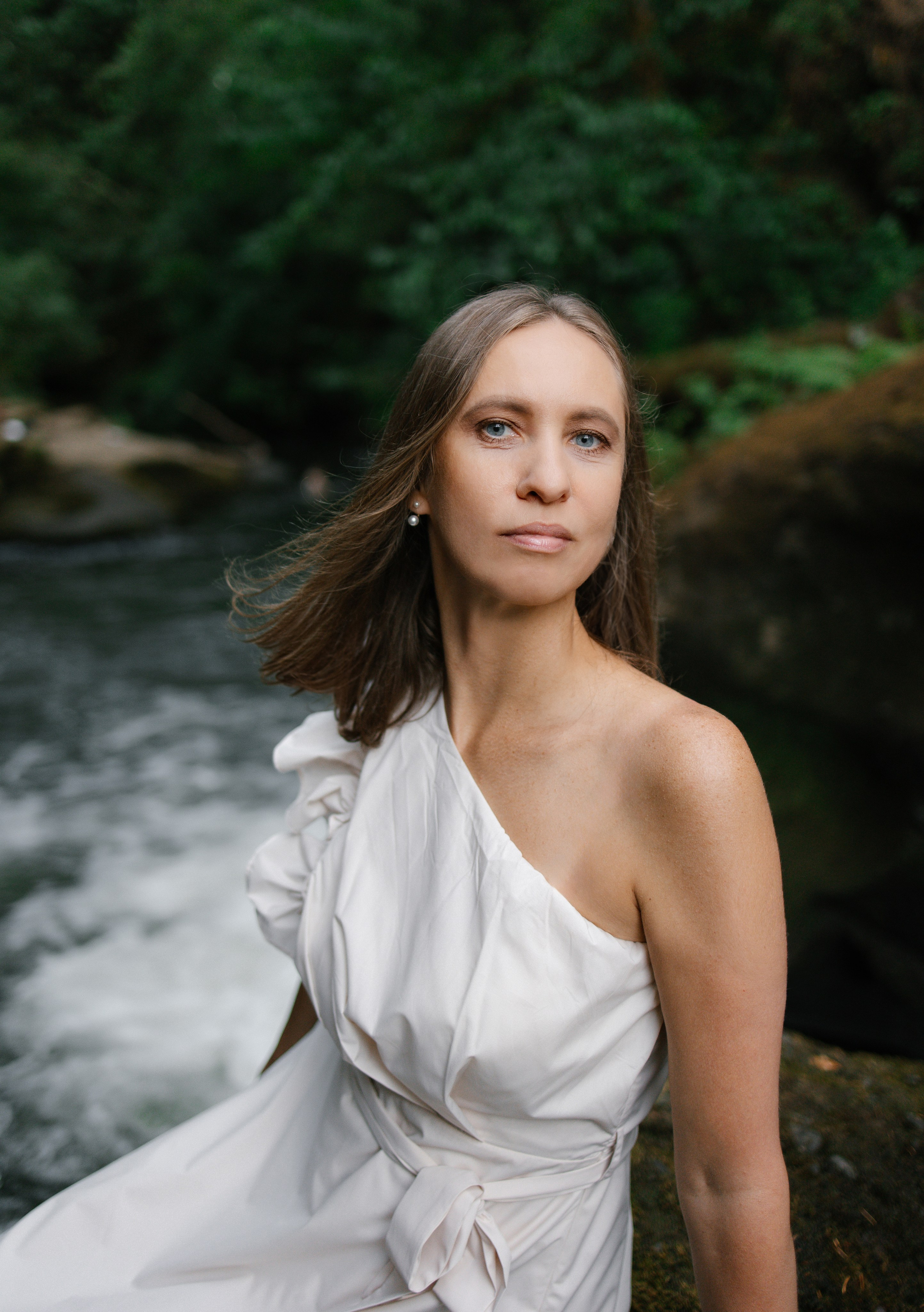 Solitude in the Embrace of Nature. Family photographer Oregon — Washington