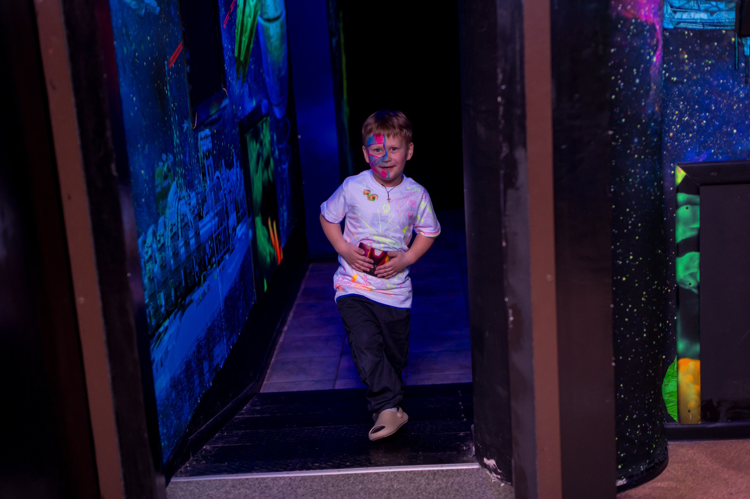 День народження в неоновій кімнаті. Фотограф Київ