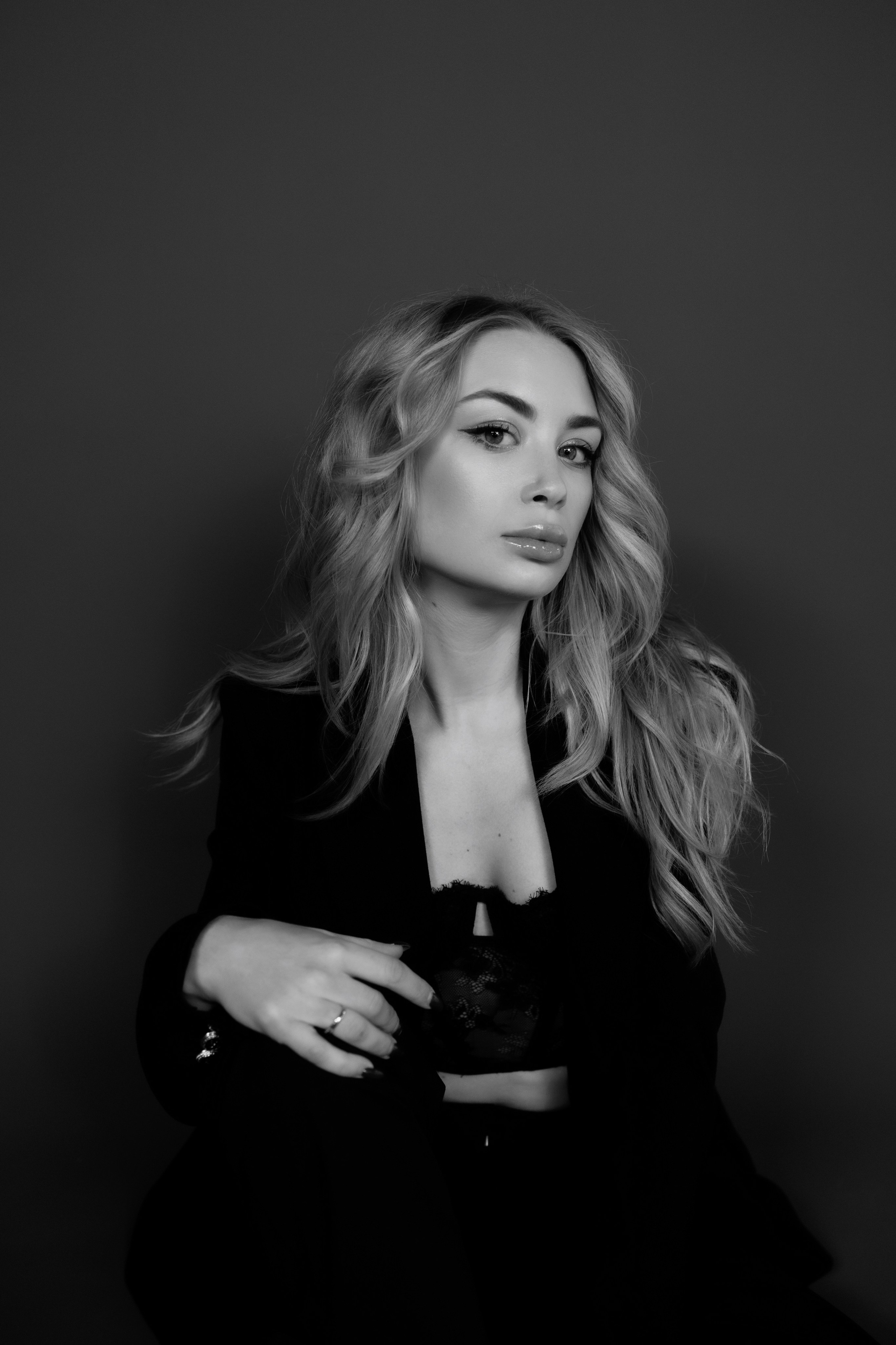 Modern Elegance. Studio Portrait Session. Red & Black Fashion Aesthetic. Kristina Kozheltsova- Soulful Portrait&Lifestyle&Love Story Photographer in Leipzig, Germany