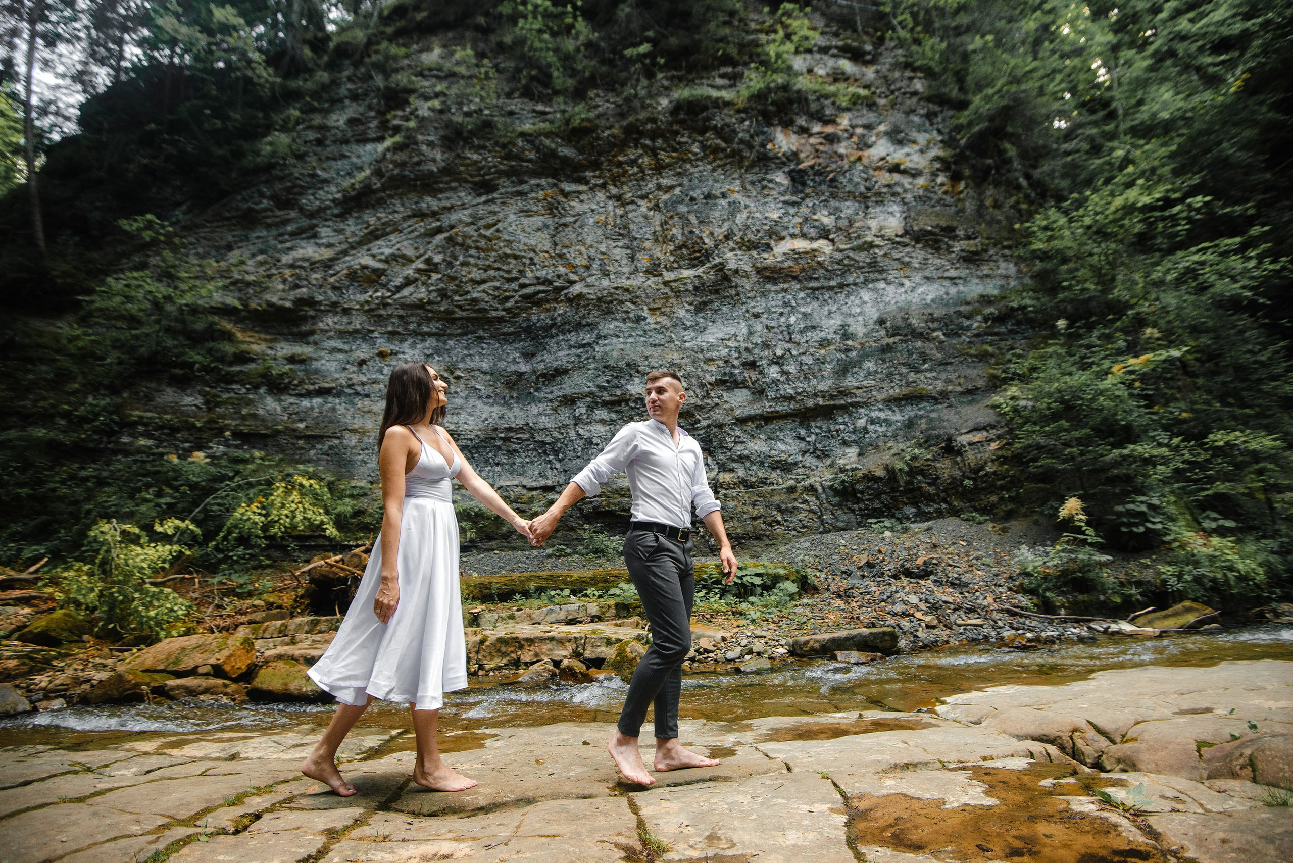 Вася та Оля дозйомка Манявський водоспад. Весільний та портретний фотограф Кизим Арсен