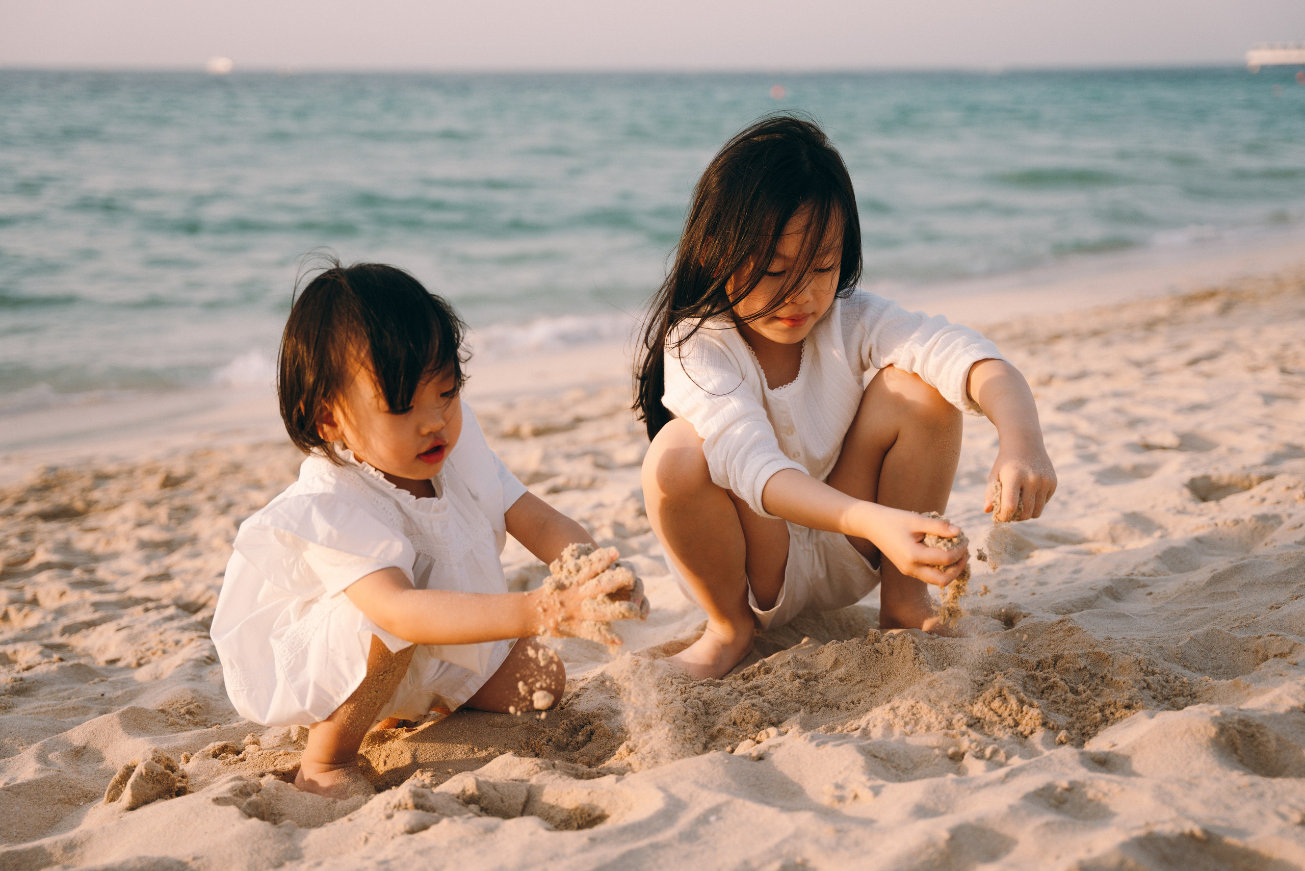 Wavy beach day. Angela Iakovleva — Family Photographer in Dubai