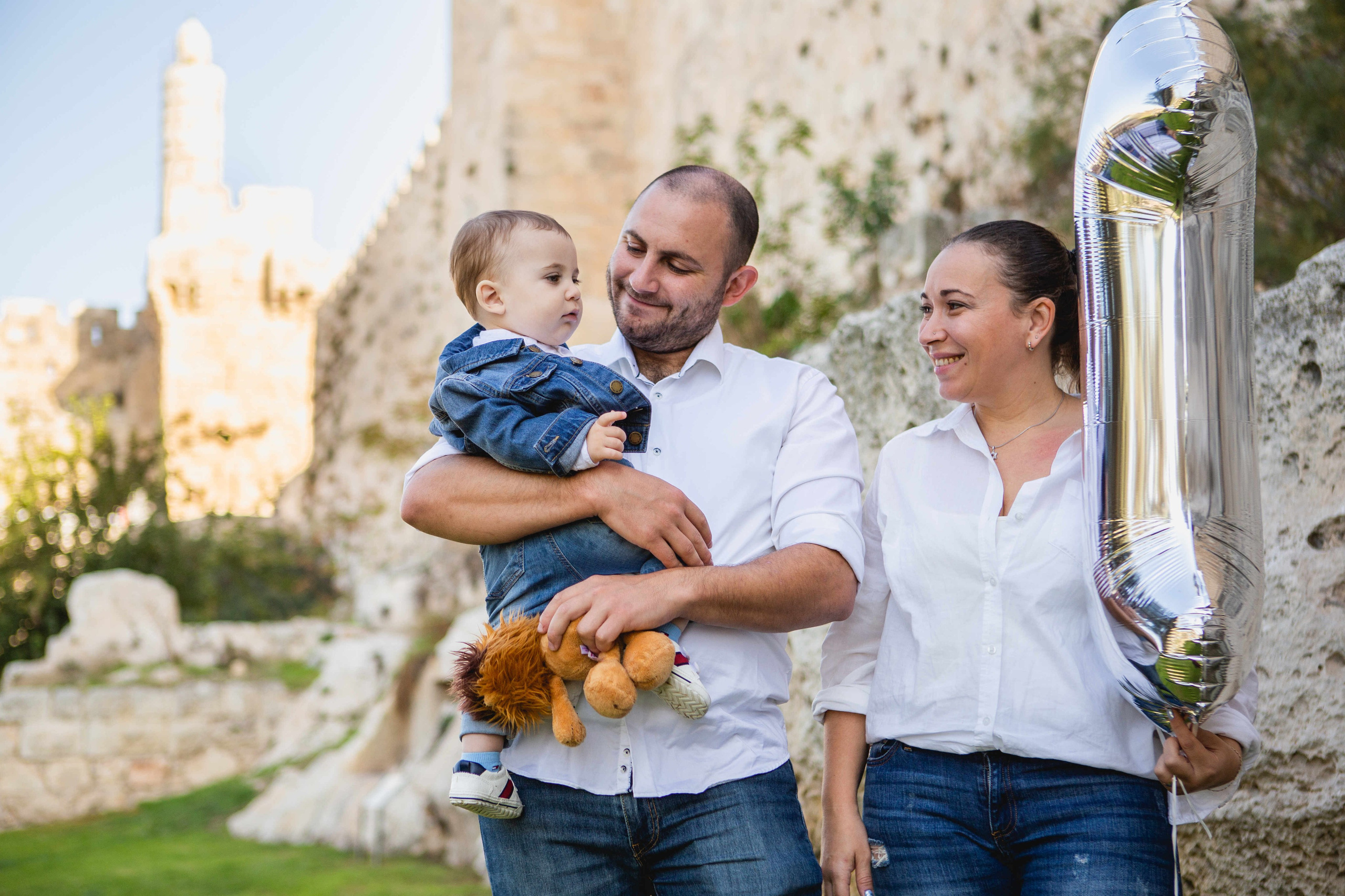 AT THE WALLS OF THE OLD CITY. PHOTOGRAPHER IN ISRAEL