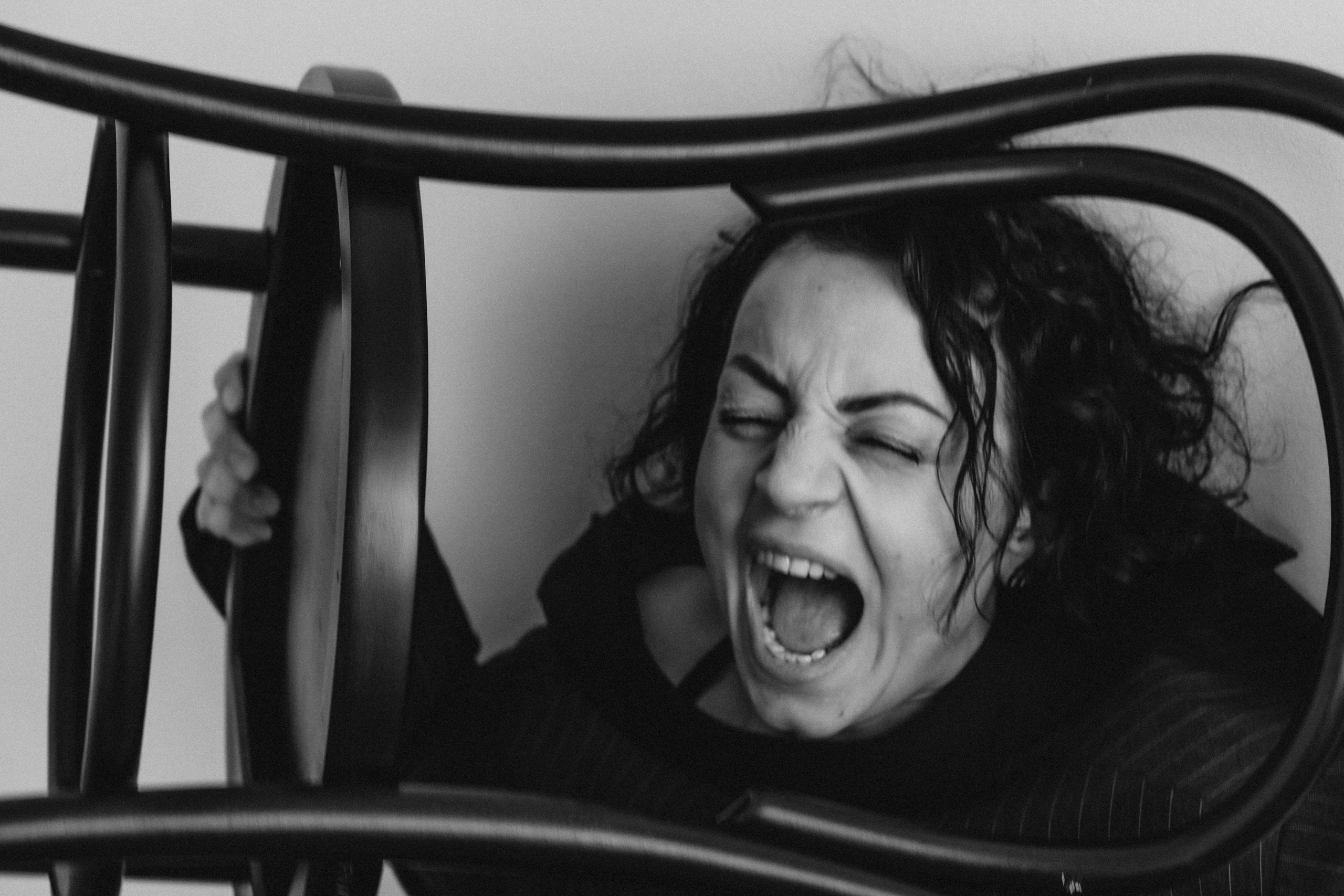 Starke Emotionen als wichtiger Aspekt der Frau. Schwarz-weiß Fotografie in Münster. Fotografin Viktoria Roschen