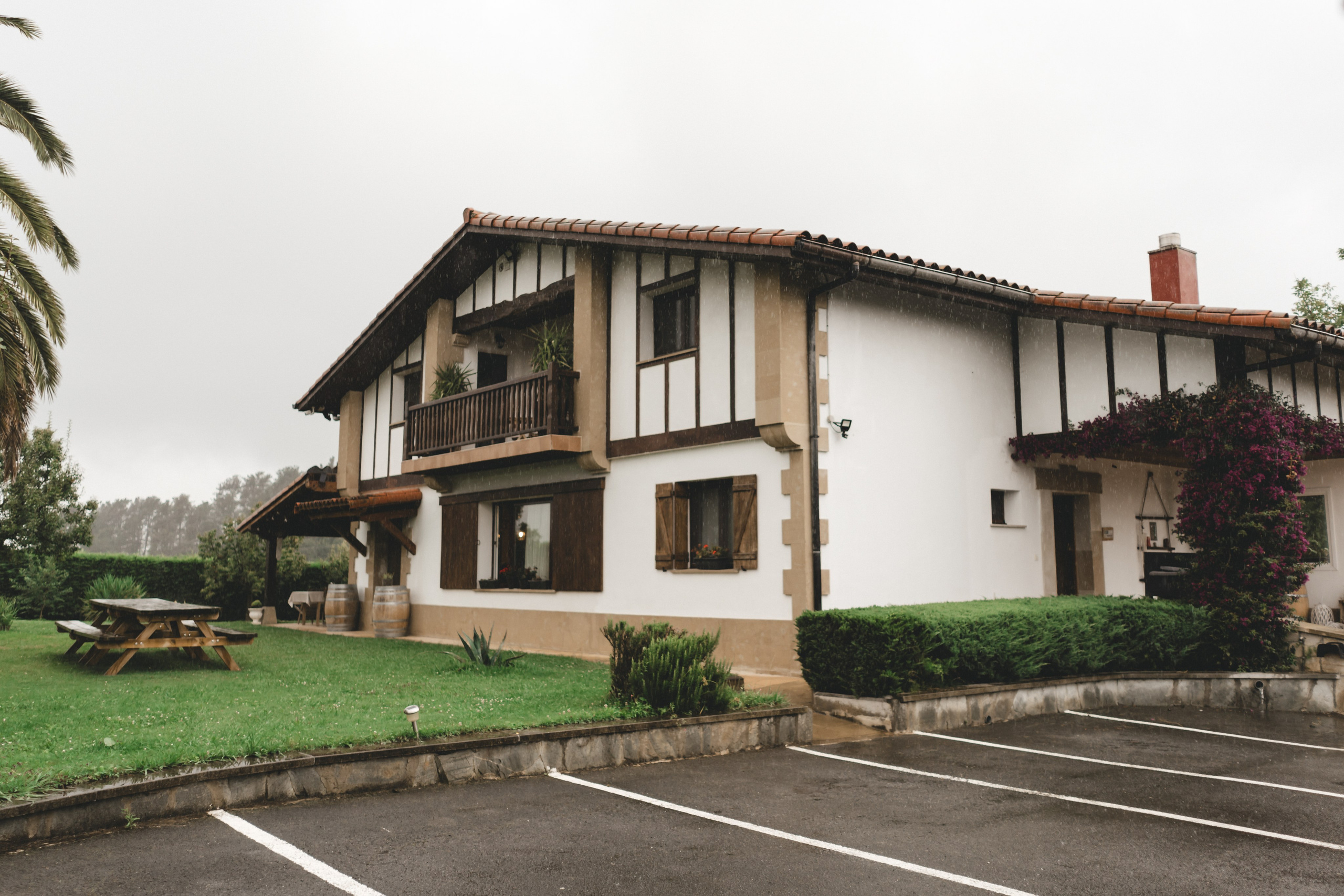 Elegancia y alegría familiar. Boda de Andrés y Lucía en San Sebastián. Holigood foto y video reportaje de bodas en San Sebastián y Europa