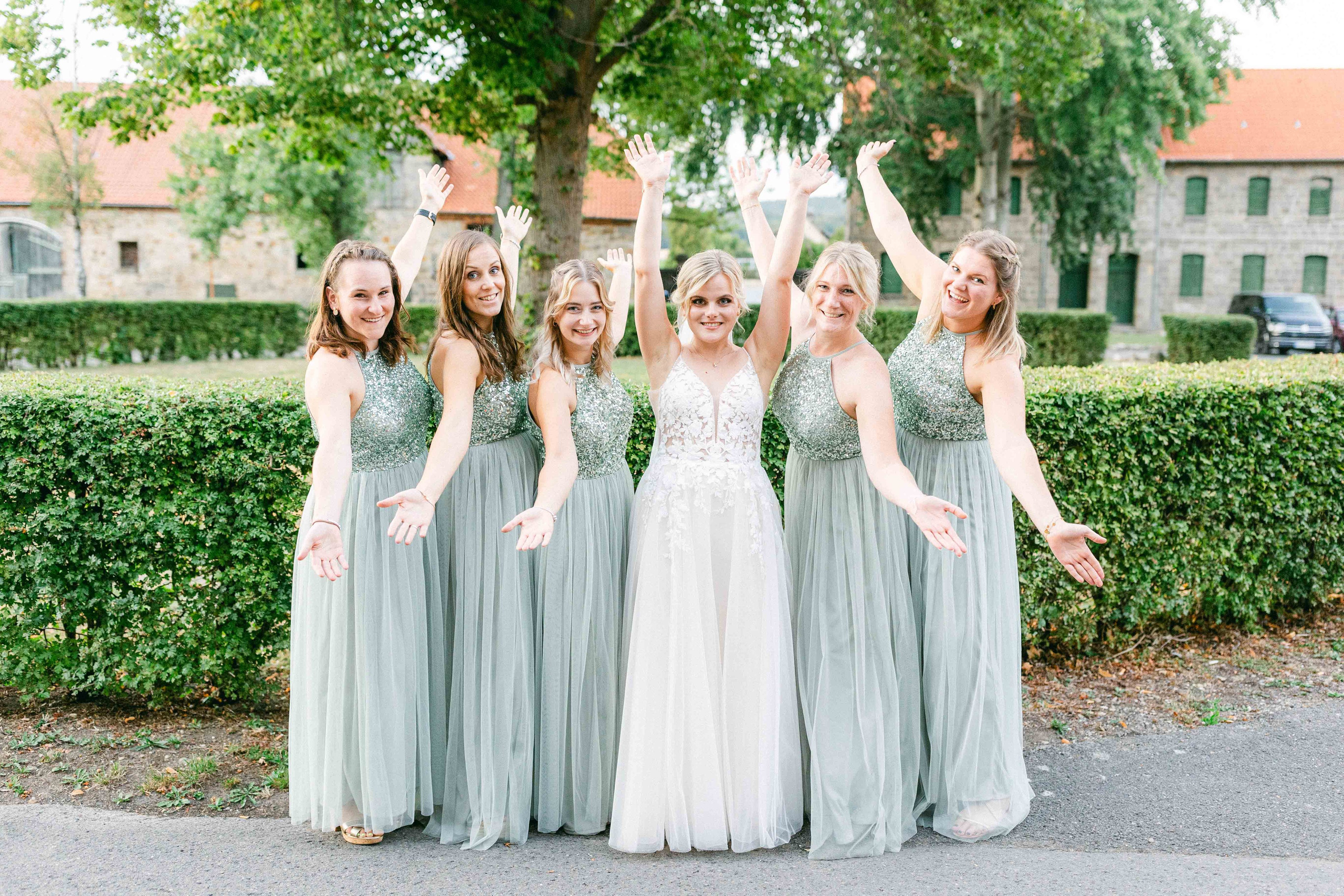 Braut mit ihren Brautjungfern bei ihrer Hochzeit im Rittergut Voldagsen