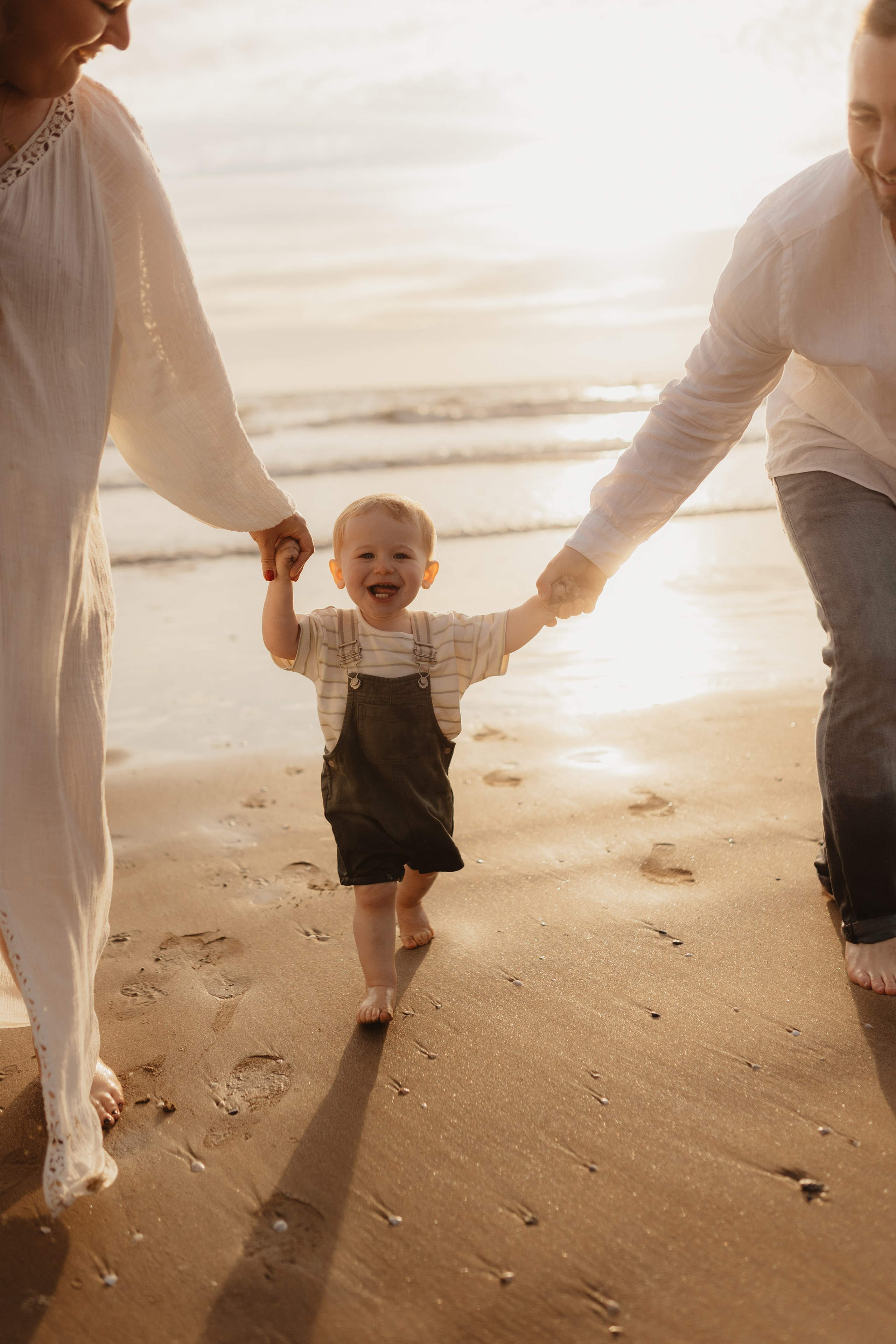 Famille jouant sur la plage au coucher du soleil, photos naturelles pleines de mouvement