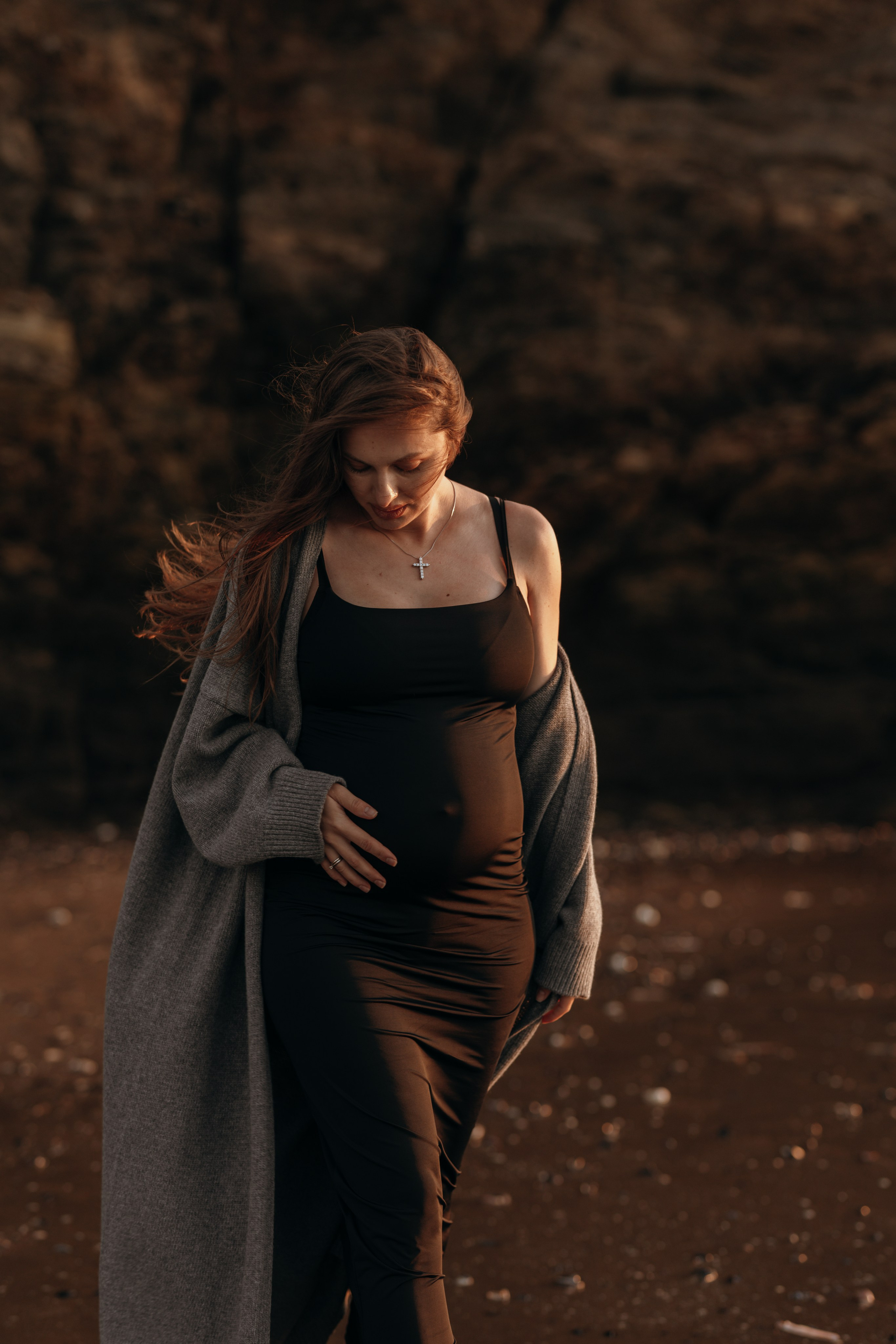 Sunset maternity photoshoot. Annah Louwagie — Lifestyle photographer for couples, families & brands | France & worldwide