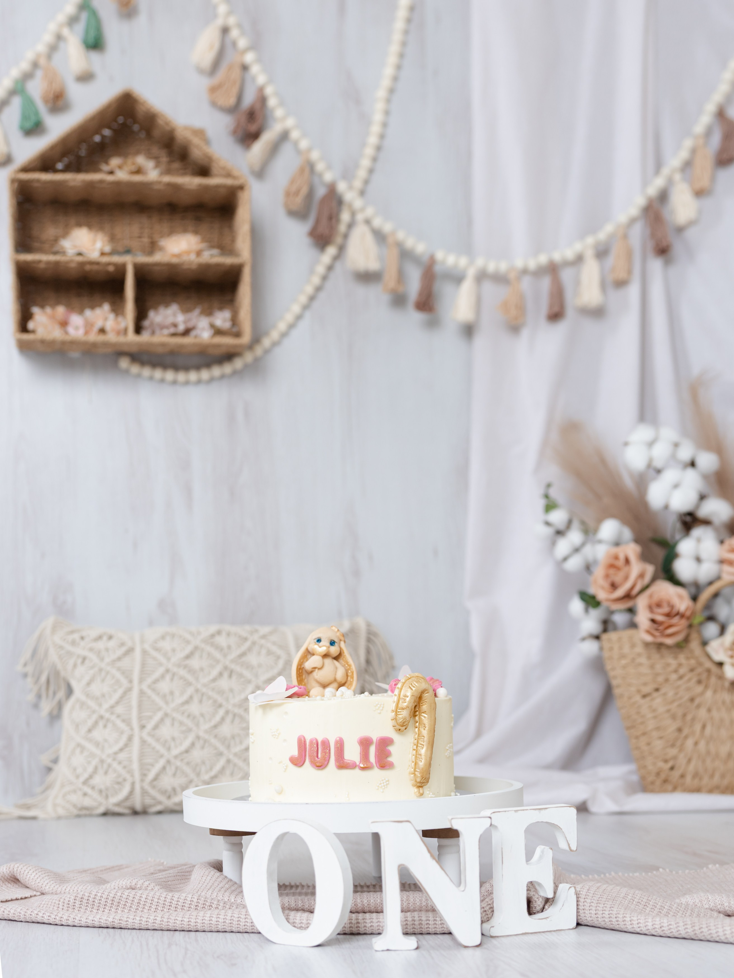 Smash Cake focení k 1. narozeninám ve fotoateliéru v Písku. Veselé okamžiky s dortem a úsměvy vašeho miminka