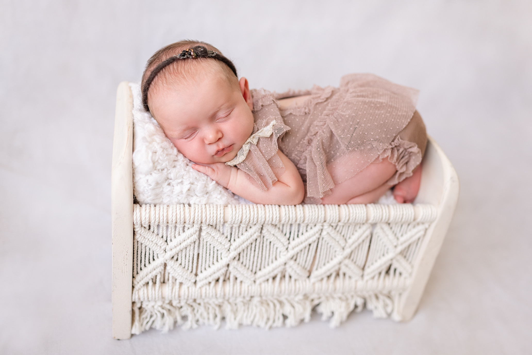 ניו בורן. צילומי הריון, ניו בורן, גיל שנה בראשון לציון -Jenya Rosso Photography