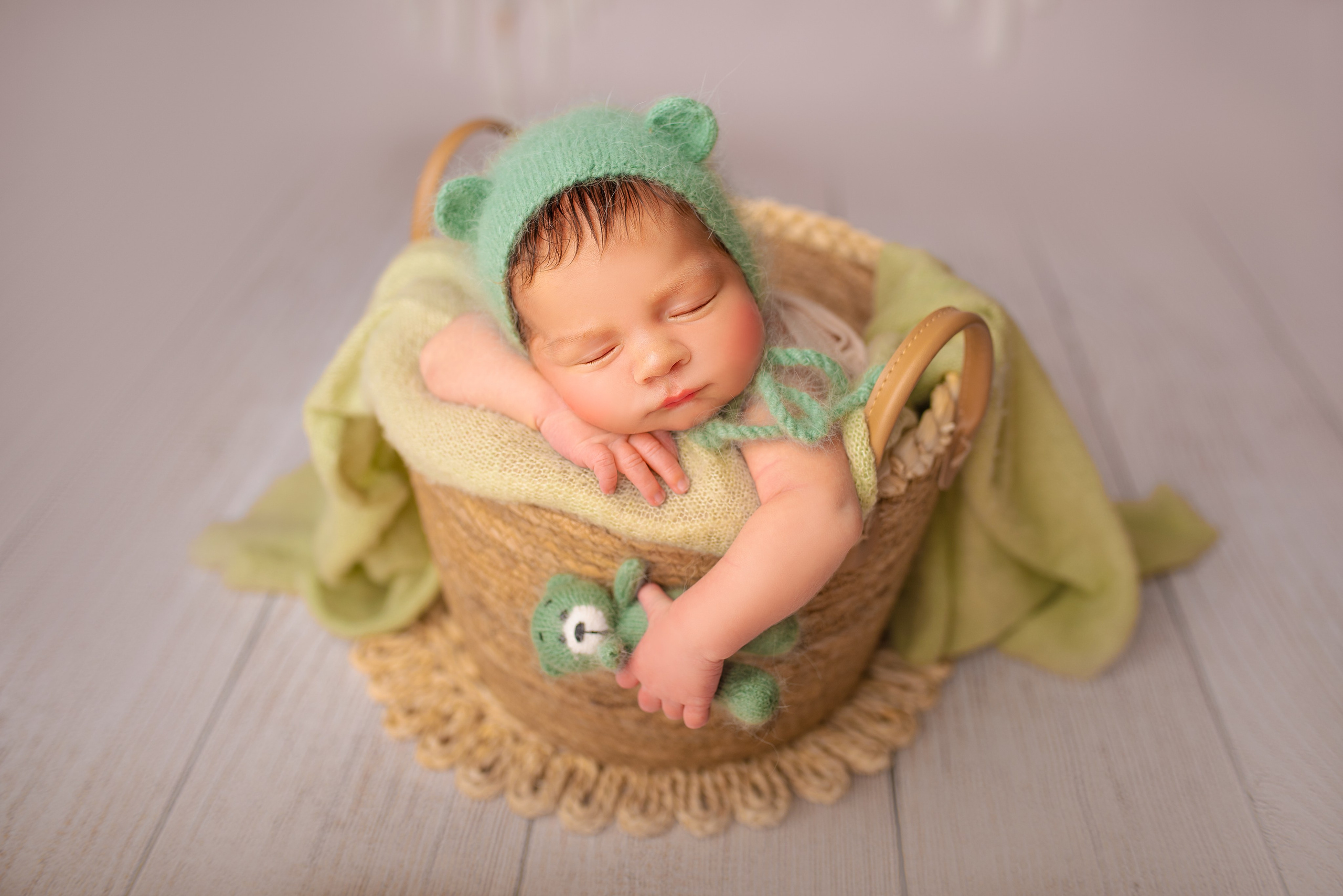 Newborn photoshoot. Newborn photographer and Photography Educator in Prague Yana Stelmakh