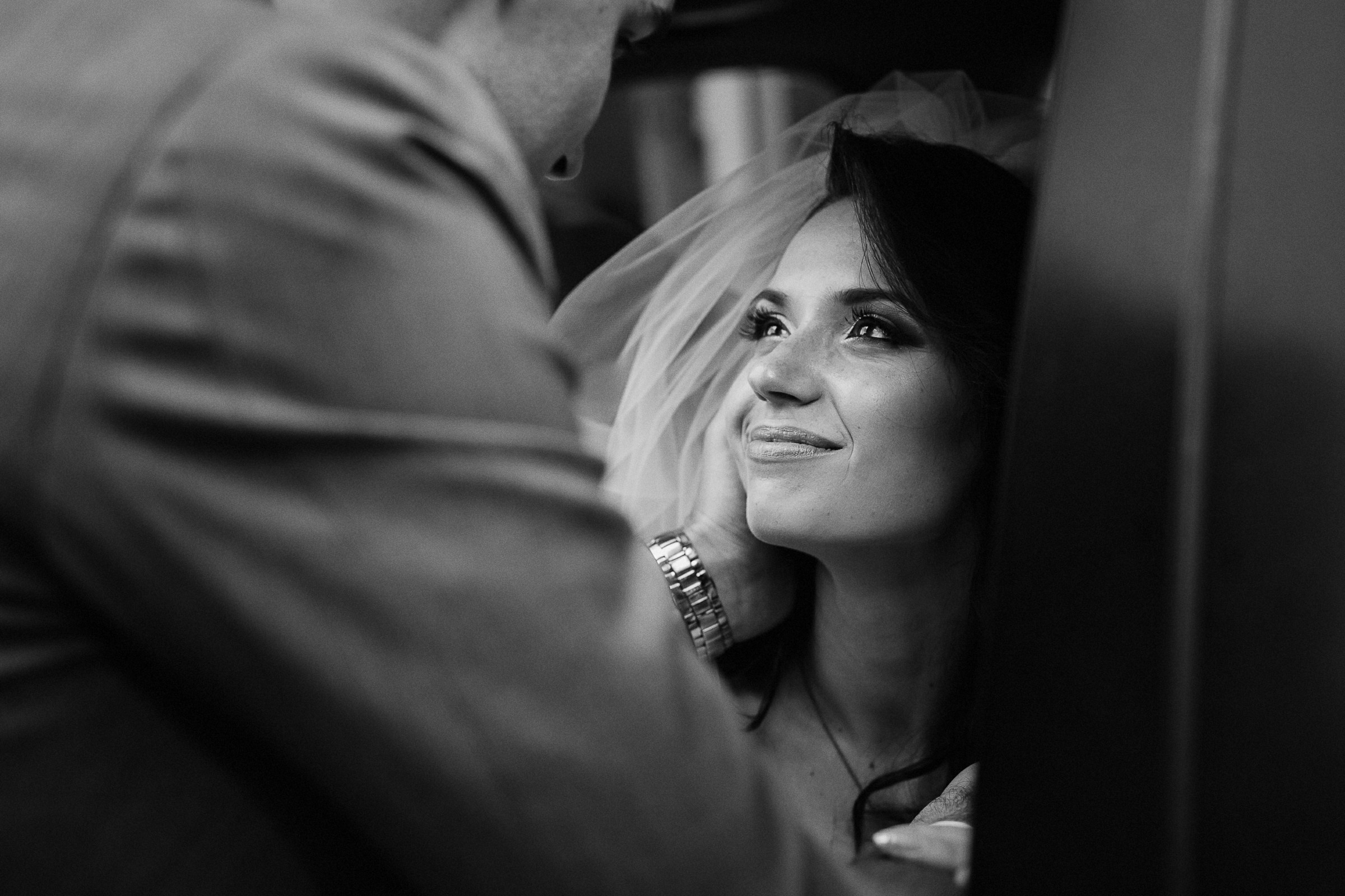 Фотограф в Ирландии чёрно-белая самые красивые фотки переживания счастье взгляд невеста  рука в верх машина глаза