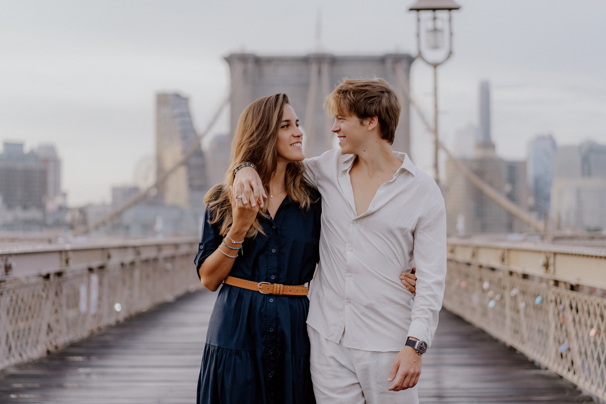 Couple in Dumbo and on the Brooklyn Bridge. Videographer and photographer in New York // MAKAROV.VIDEO