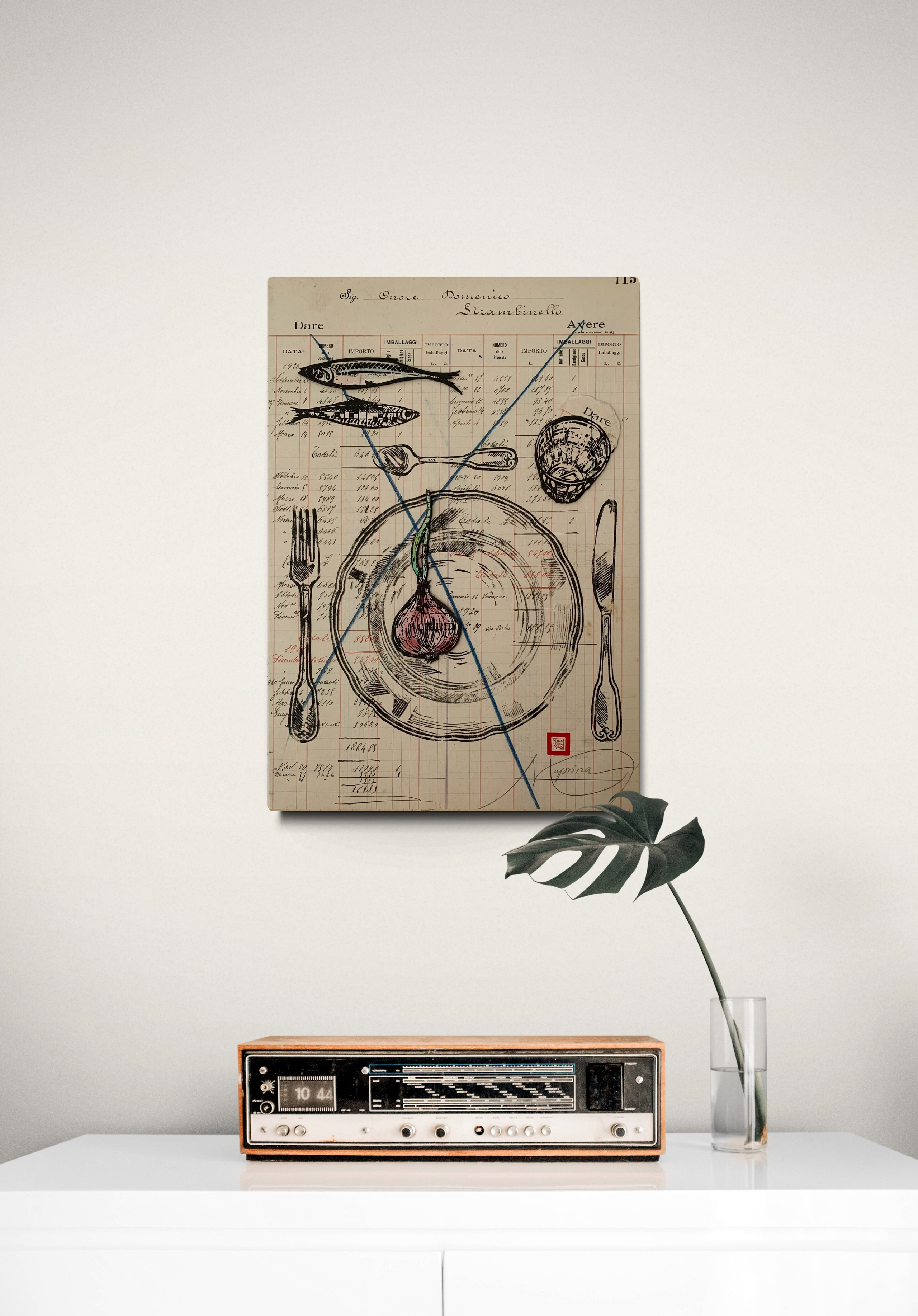 Intervento site-specific su registro contabile originale (1918–1930) proveniente da un’azienda vinicola piemontese. La serie Panem Quotidianum indaga il valore simbolico del pasto condiviso sovrapponendo stampe linoleografiche manuali di stoviglie ai dati nominativi dei clienti. Il numero di pagina definisce il titolo. 29,5 × 43 cm, carta su telaio. Un lavoro che riflette su tradizione gastronomica, comunità e territorio.